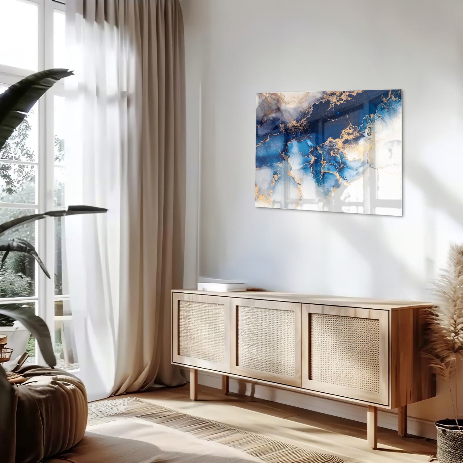 Prachtig glazen schilderij met blauwe en gouden patronen aan de muur.