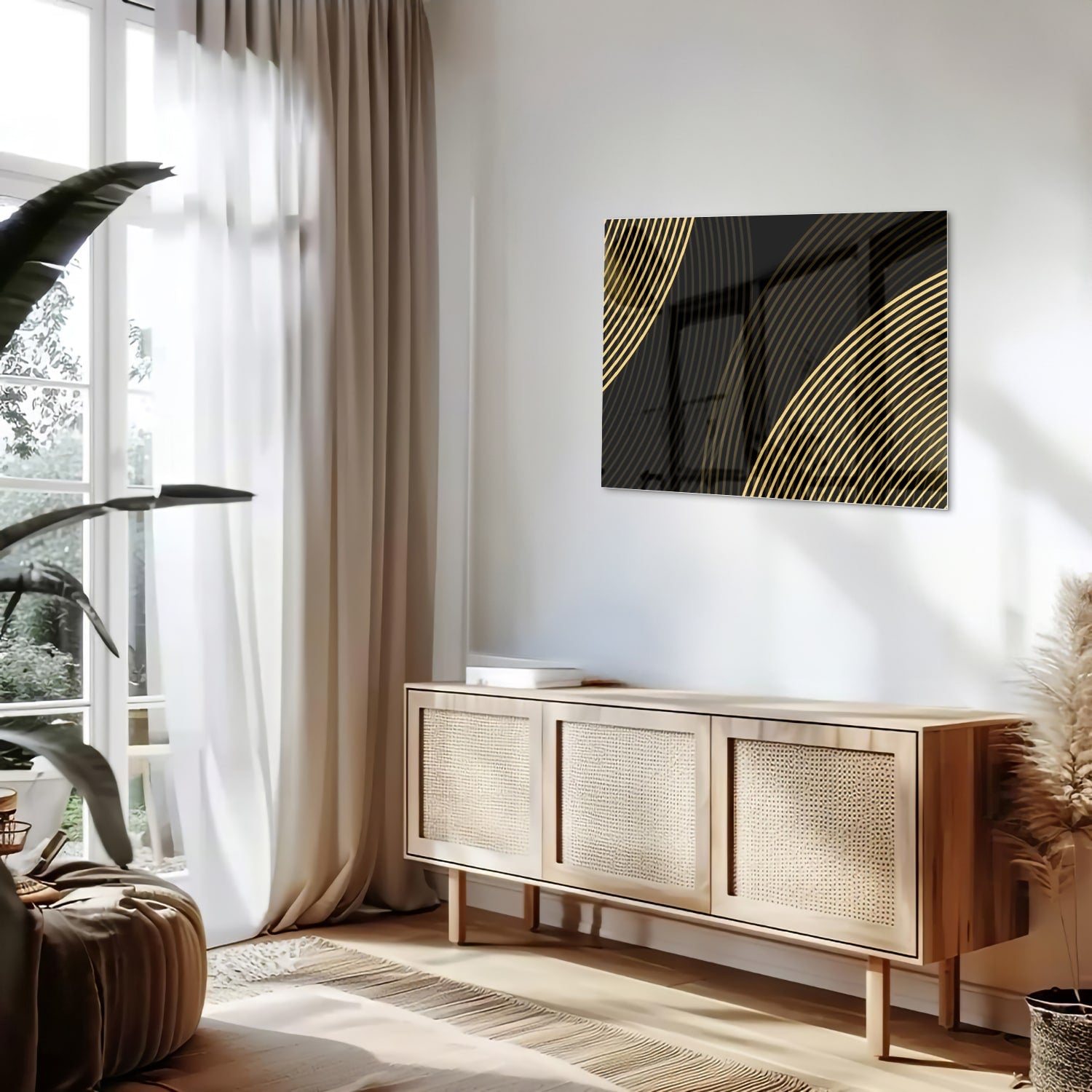 Glazen schilderij met gouden lijnen op zwarte achtergrond in stijlvolle ruimte.