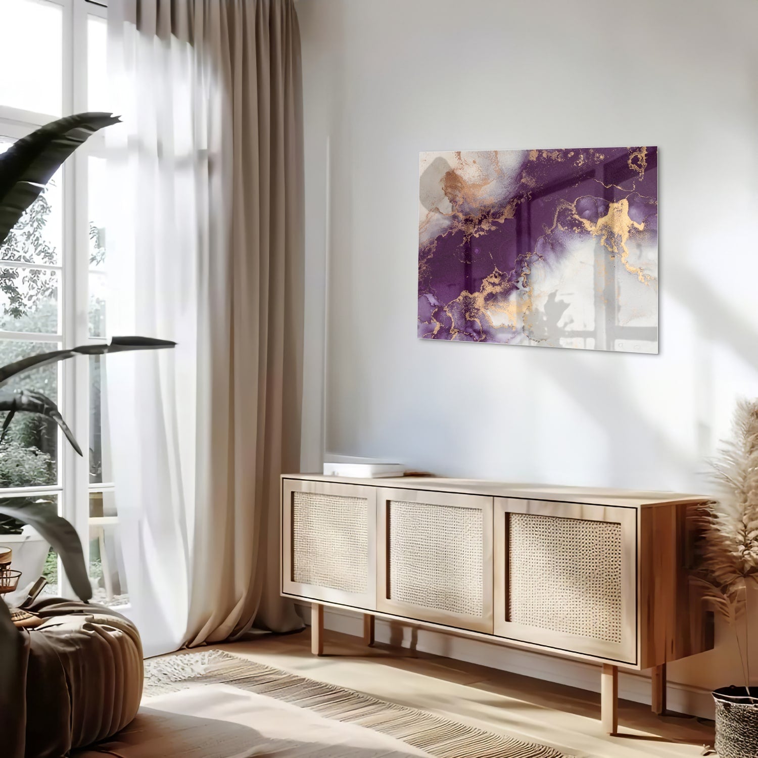 Een elegant paarse glazen schilderij met gouden accenten aan een muur in moderne woonkamer.