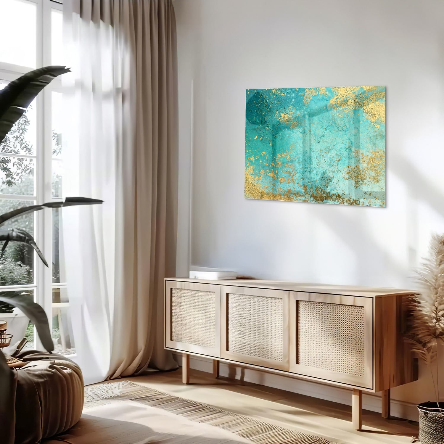 Glazen schilderij met turquoise en gouden accenten aan de muur
