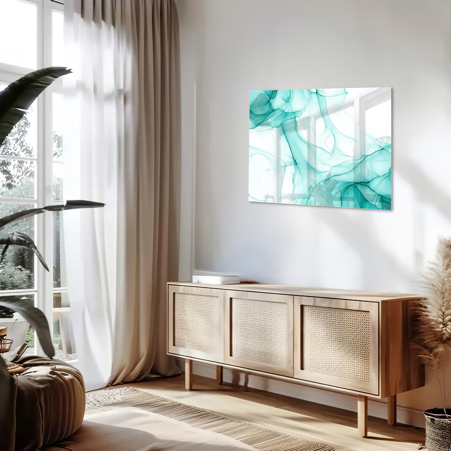 Lichtblauw abstract glazen schilderij aan de muur boven een houten meubel.