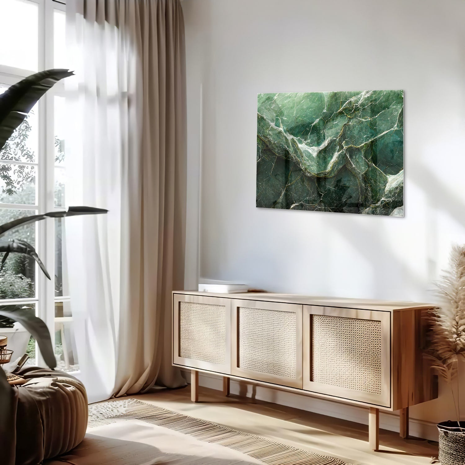 Glas schilderij met marmerpatroon in groene tinten, hangt aan de muur.