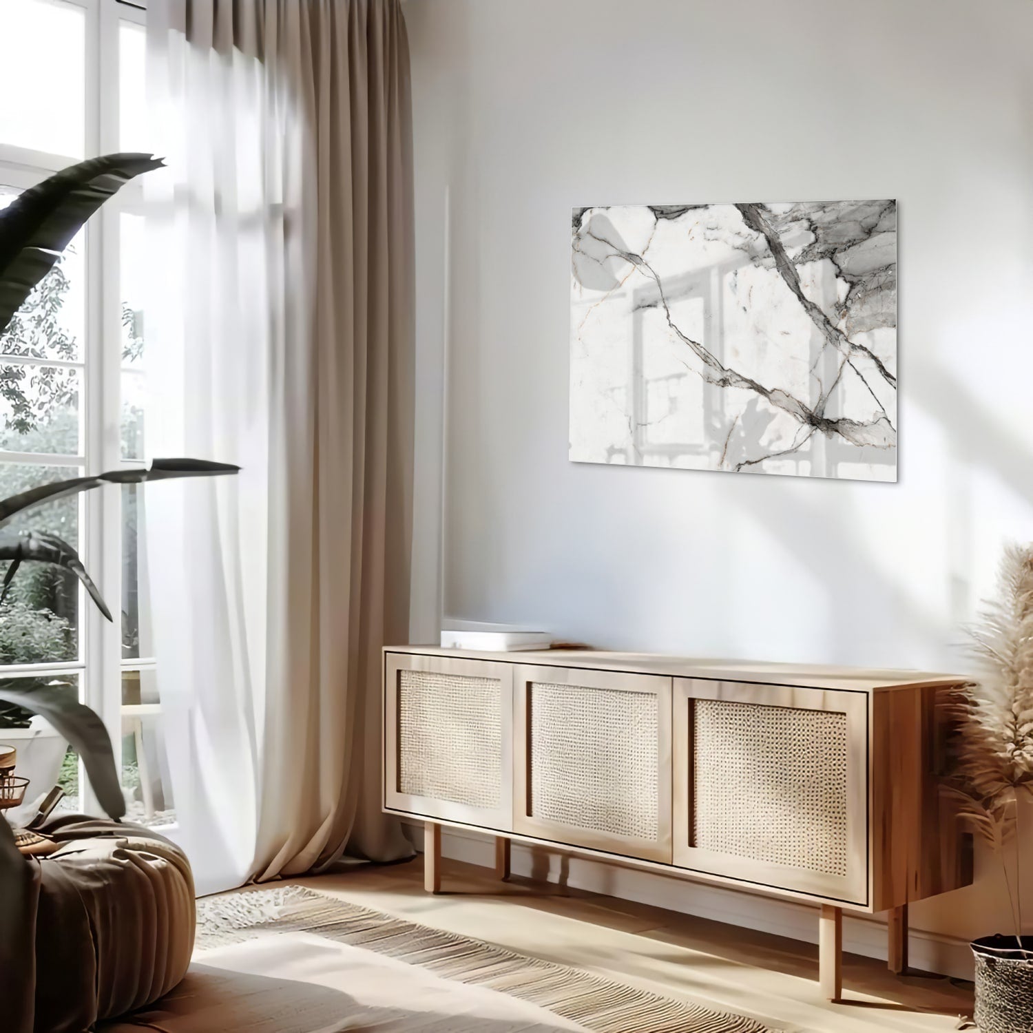 Elegant glazen schilderij in marmerlook aan de muur.