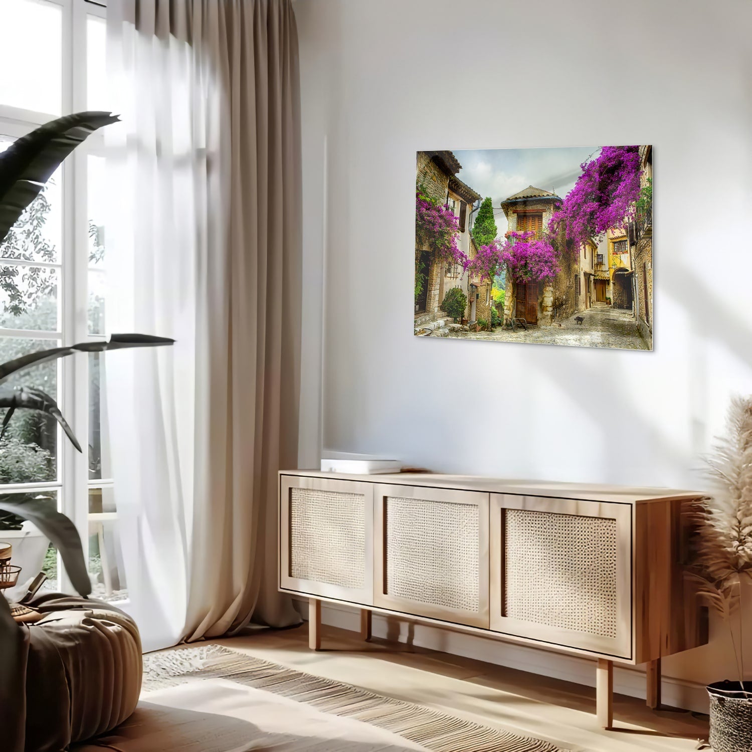 Glazen schilderij met een prachtig straatzicht en paarse bloesems in een helder interieur.