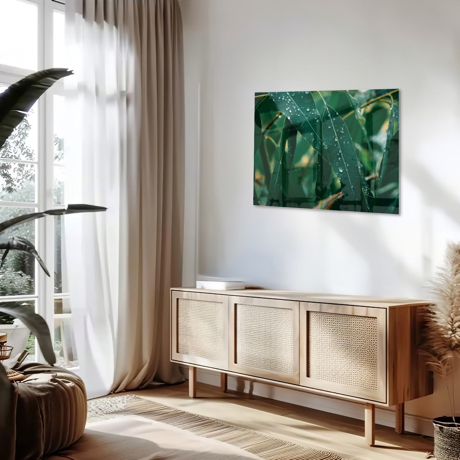 Glas schilderij van groene bladeren met dauwdruppels in een interieur