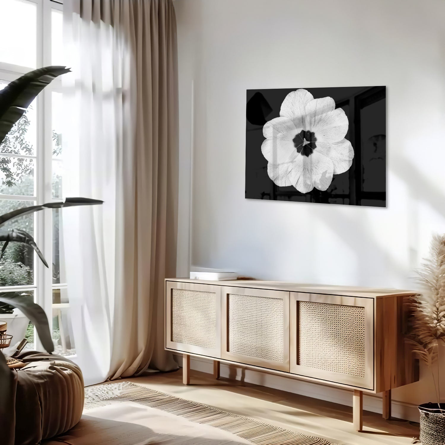 Een glazen schilderij met een witte bloem op een zwarte achtergrond, hangend aan de muur.