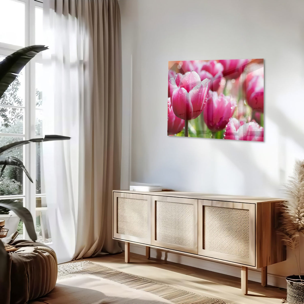 Glazen schilderij van roze tulpen met dauwdruppels, elegant en kleurig.