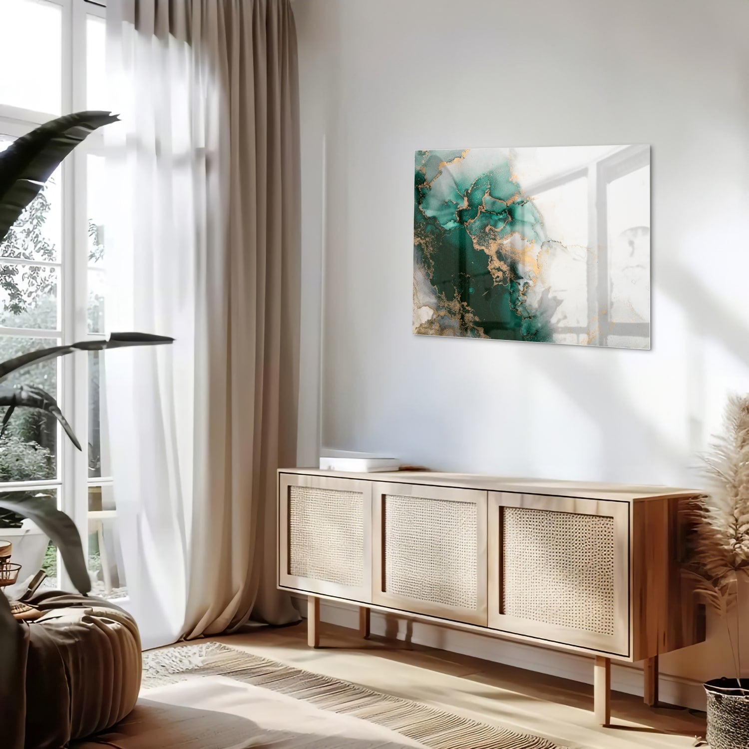 Elegant glazen schilderij met groene en gouden tinten aan de muur