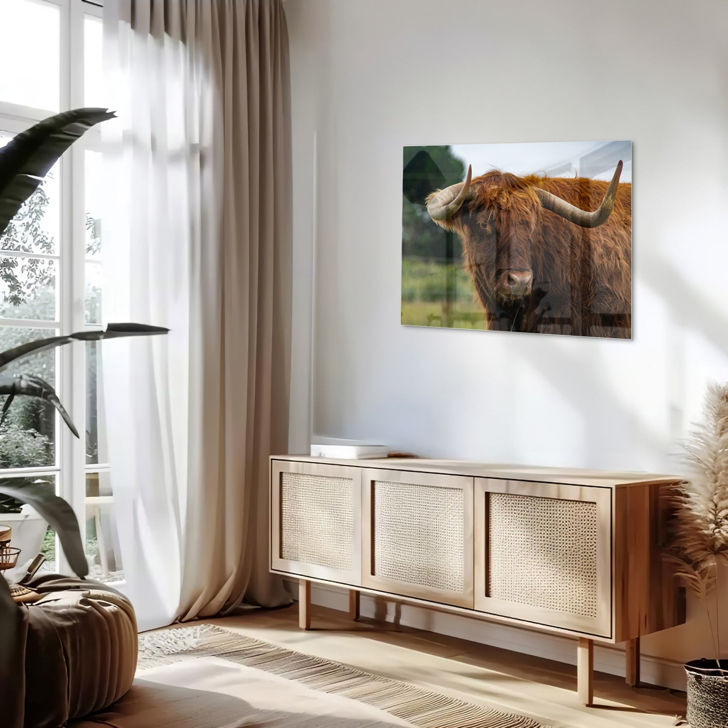 Glas schilderij van een Schotse Hooglander in een moderne woonkamer