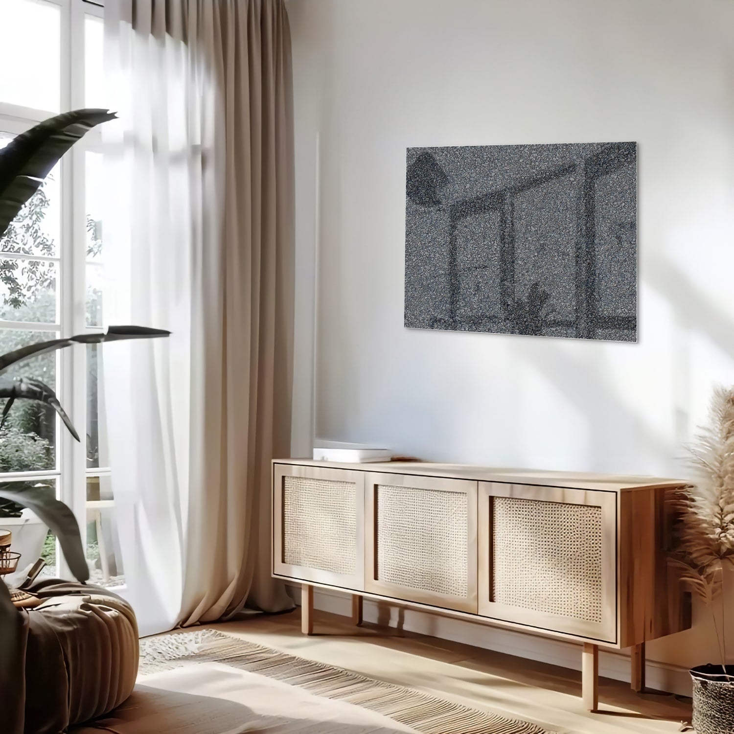 Minimalistisch glazen schilderij aan de muur in een lichte woonkamer