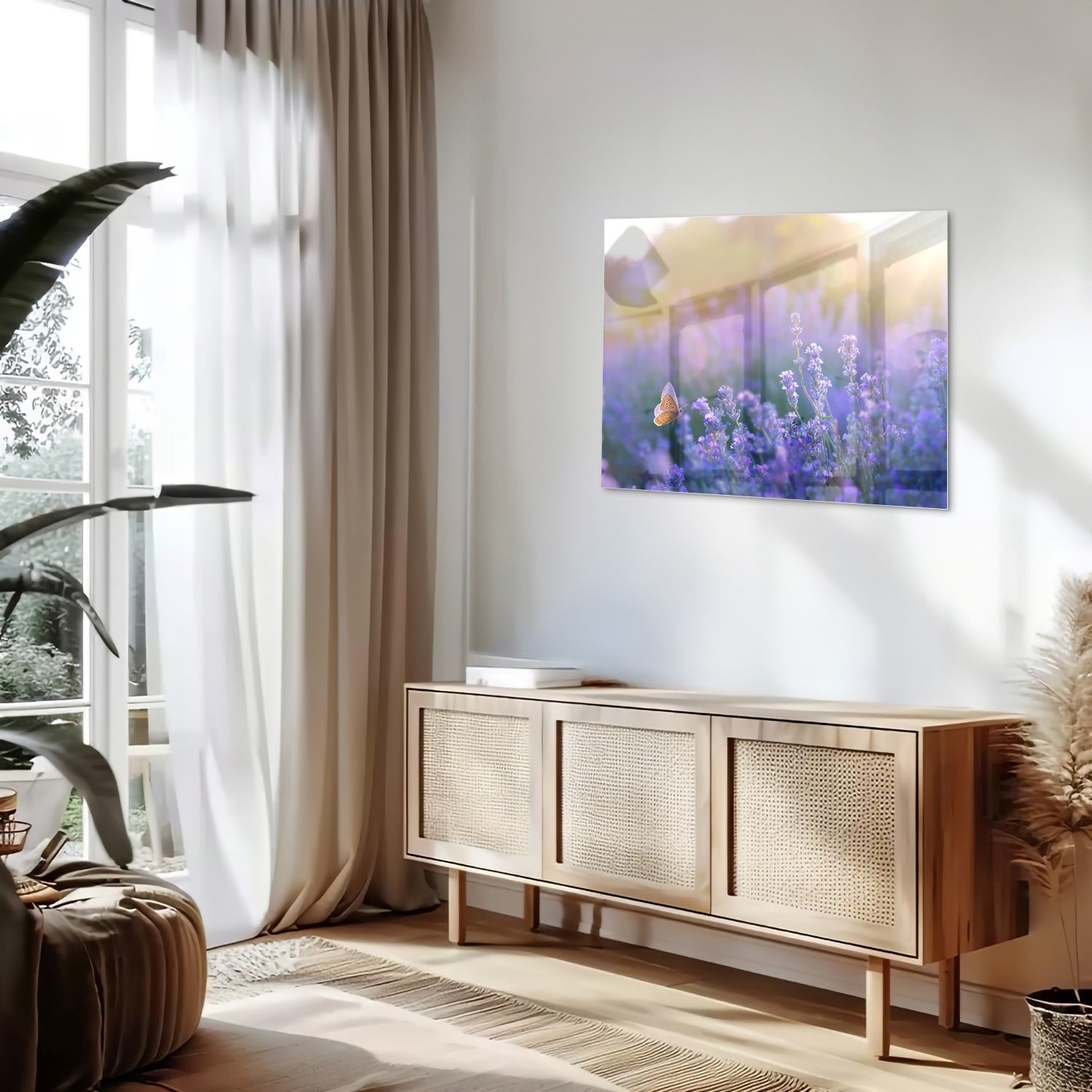 Glazen schilderij met lavendel en een vlinder op een muur