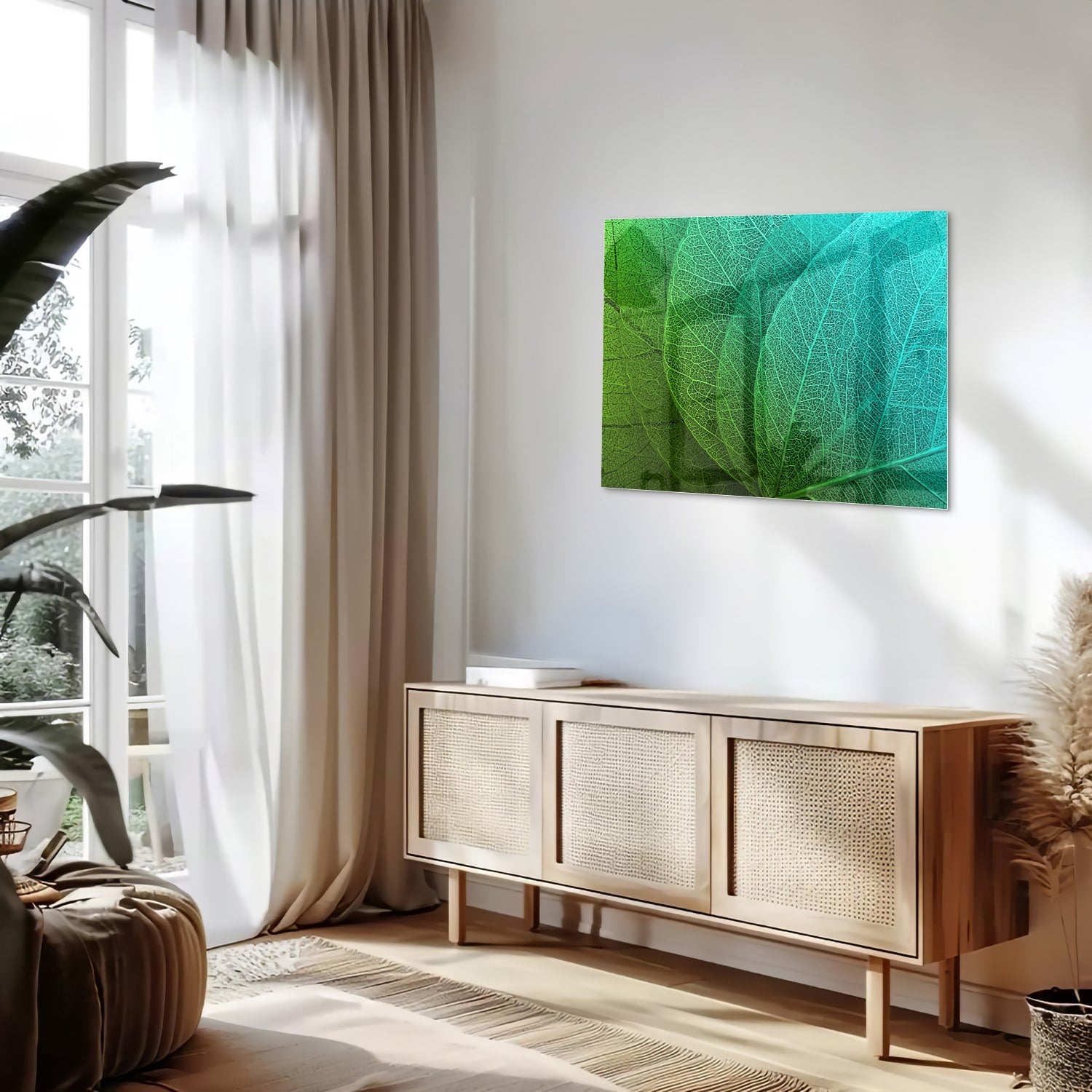 Glas schilderij met de structuur van groene bladeren aan een muur.