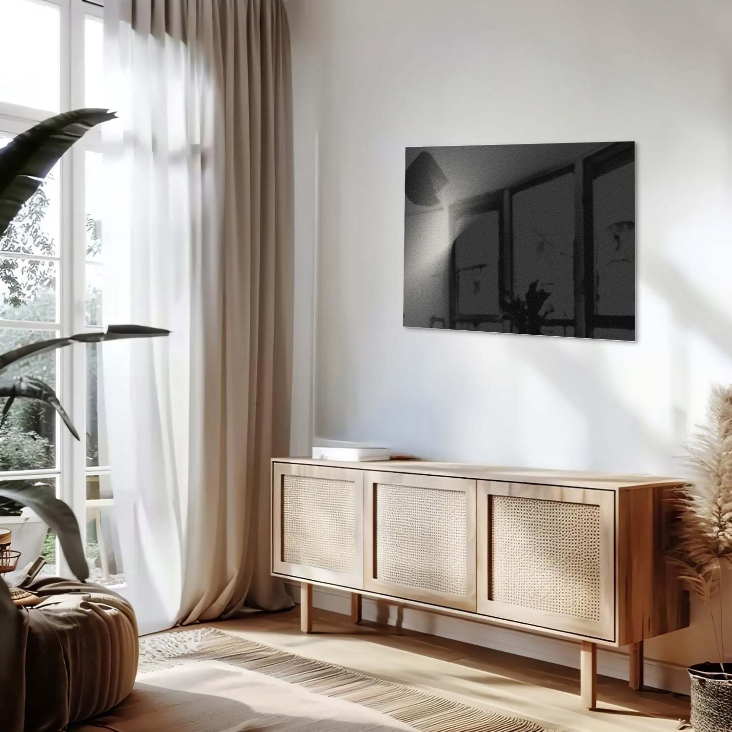 Moderne glazen schilderij op een witte muur in een stijlvolle woonkamer.