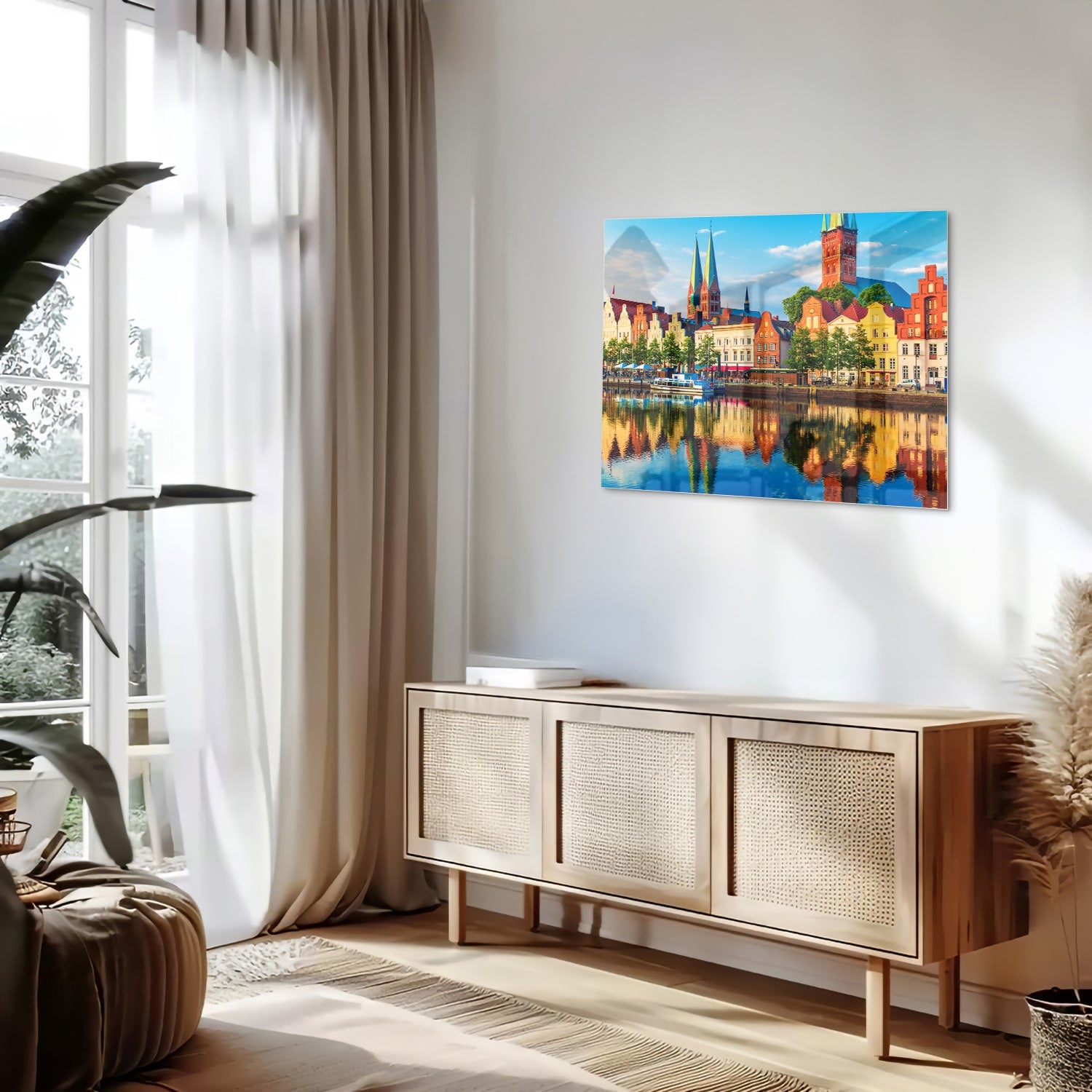 Kleurrijk glazen schilderij van een stadszicht met reflecties in het water