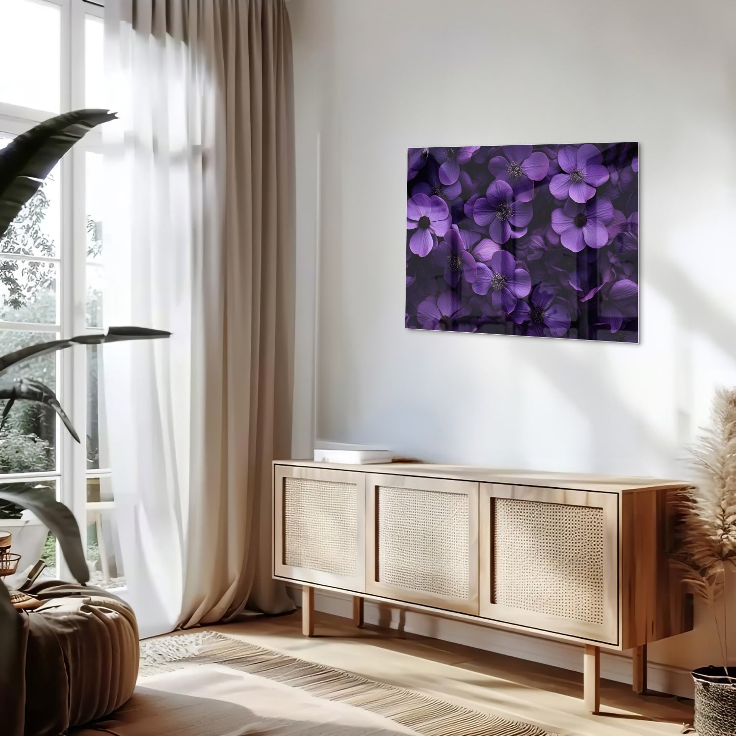 Paarse bloemen op een glazen schilderij aan de muur in een moderne woonkamer.