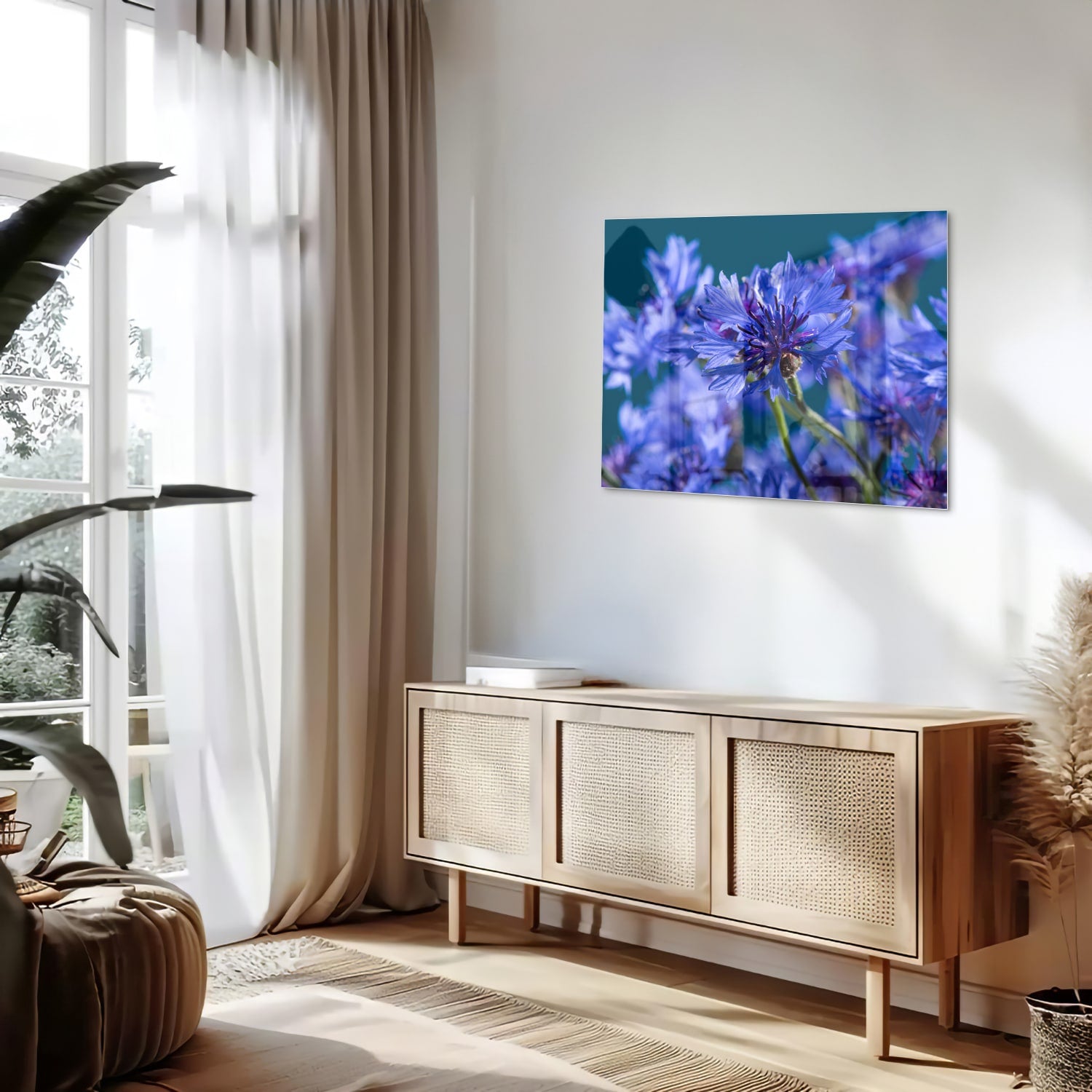 Een glazen schilderij met paarse bloemen op een witte muur, in een sfeervolle woonkamer.