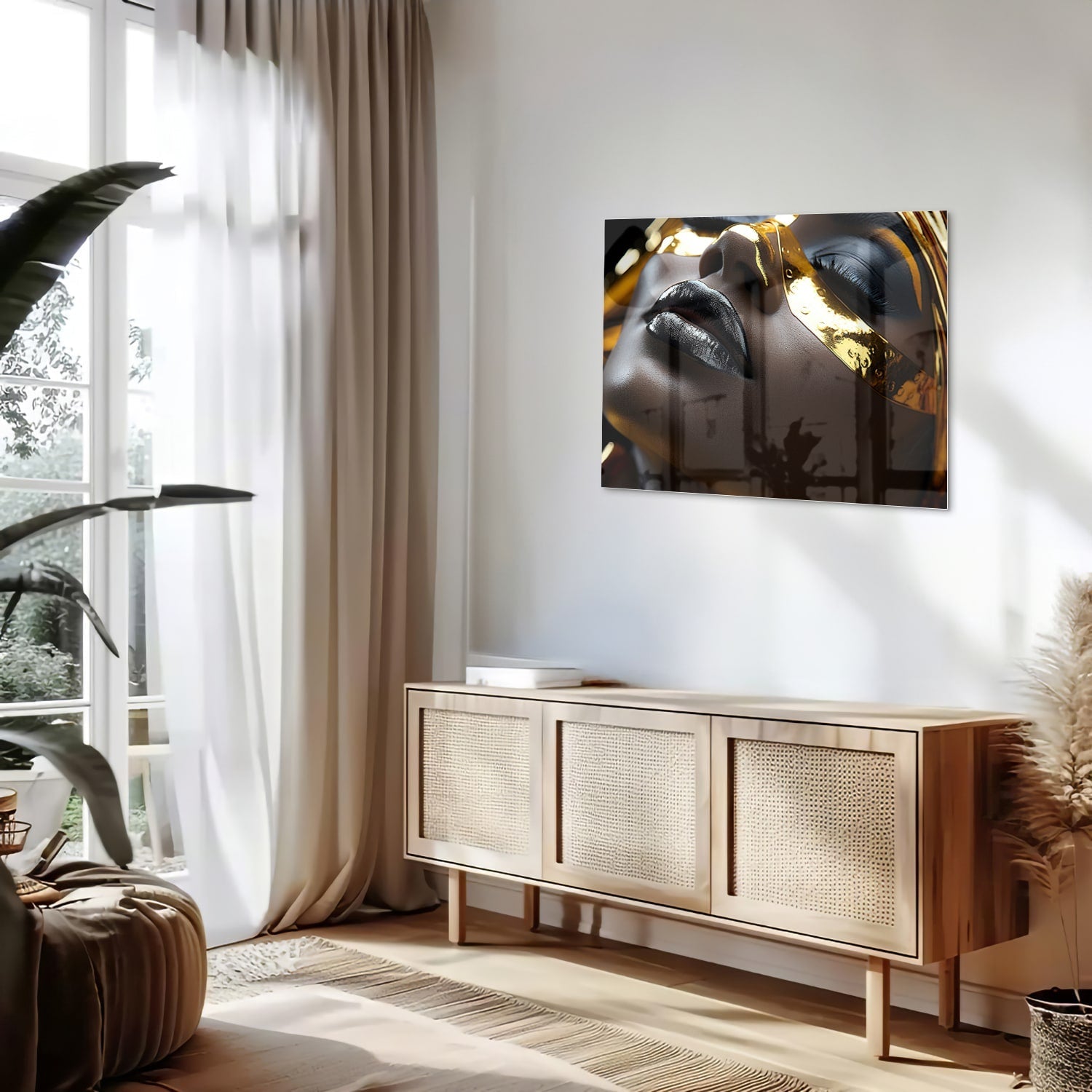 Glazen schilderij van een vrouwelijk gezicht met gouden accenten op een muur.