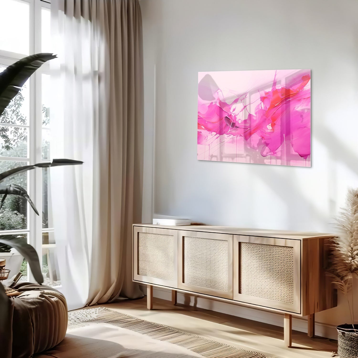 Abstract glazen schilderij met felle roze tinten aan de muur