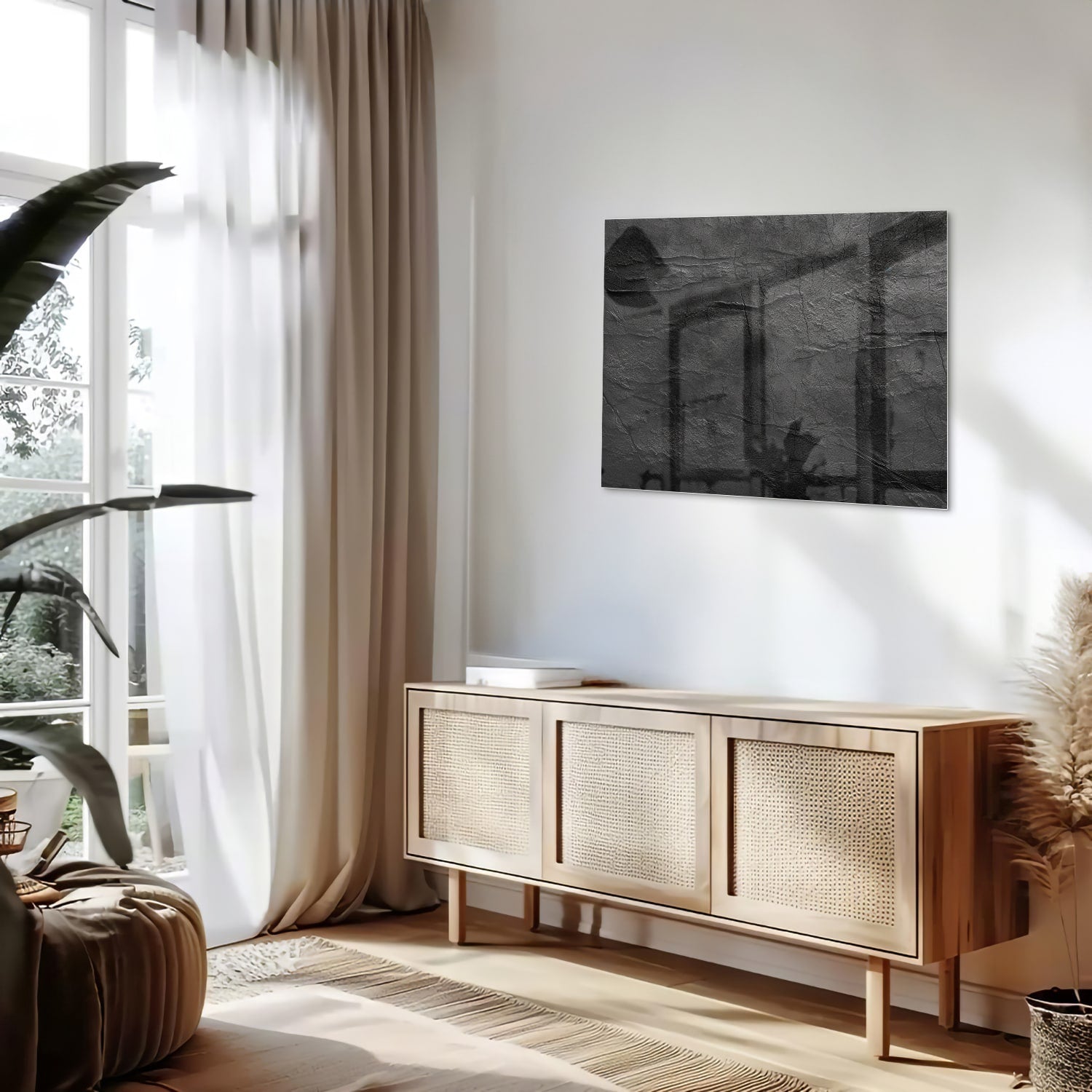 Abstract glazen schilderij in zwart en wit hangt aan de muur in een moderne woonkamer.