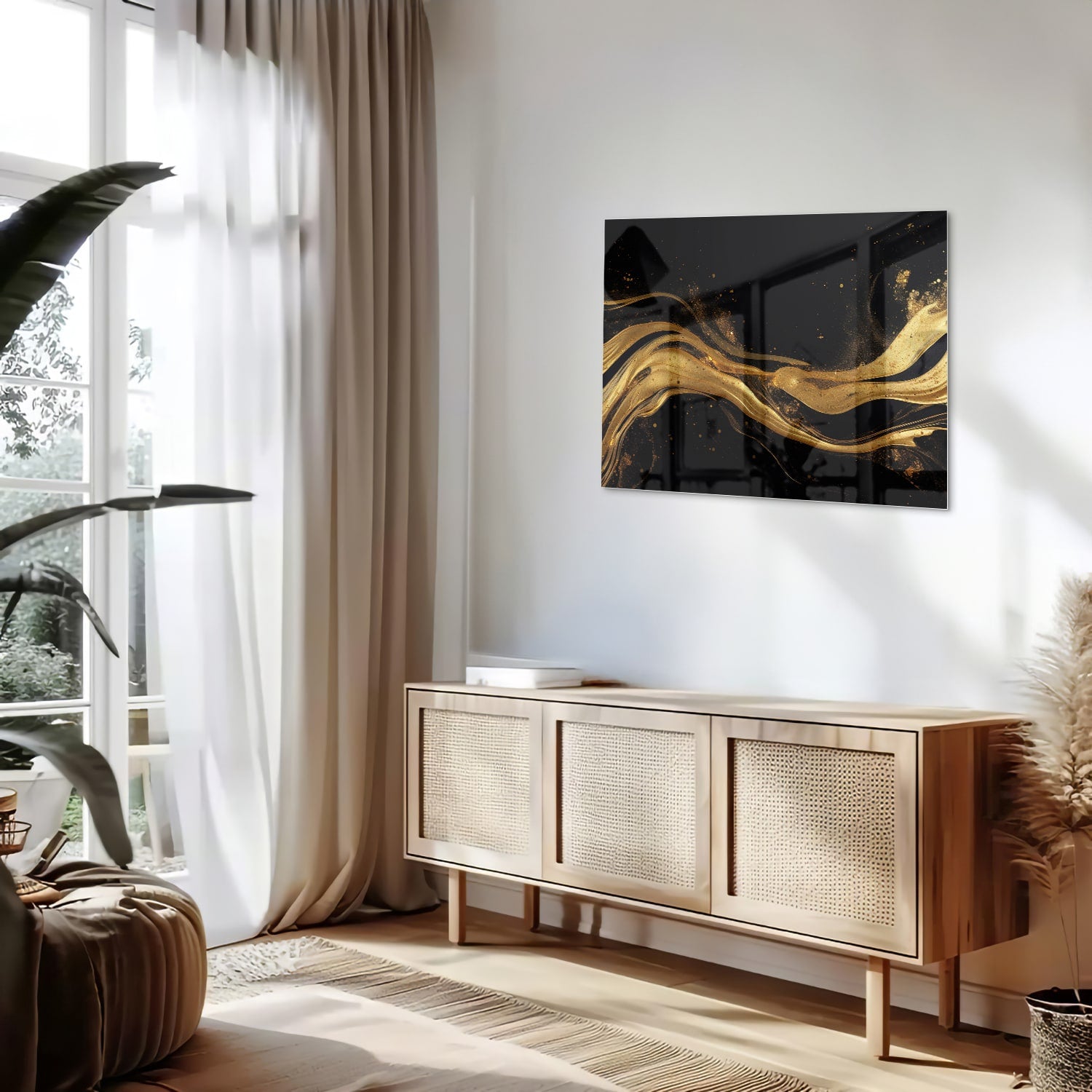 Glazen schilderij met gouden lijnen op een zwarte achtergrond, geschikt voor moderne interieurs.