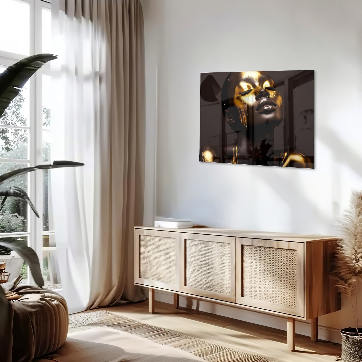 Glazen schilderij met een vrouwelijk gezicht in gouden tinten op een witte muur.