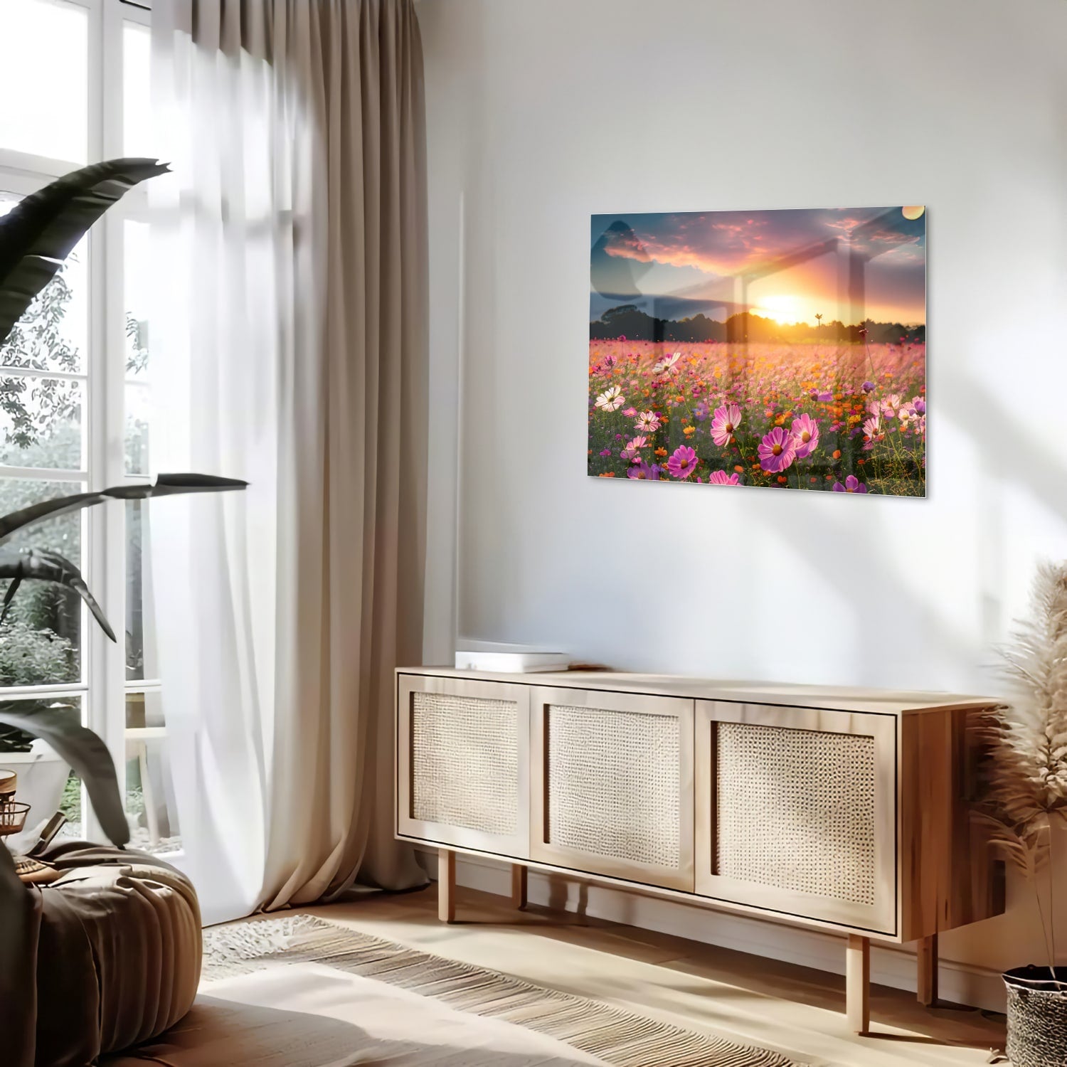Glazen schilderij van een zonsondergang boven een kleurrijk bloemenveld.