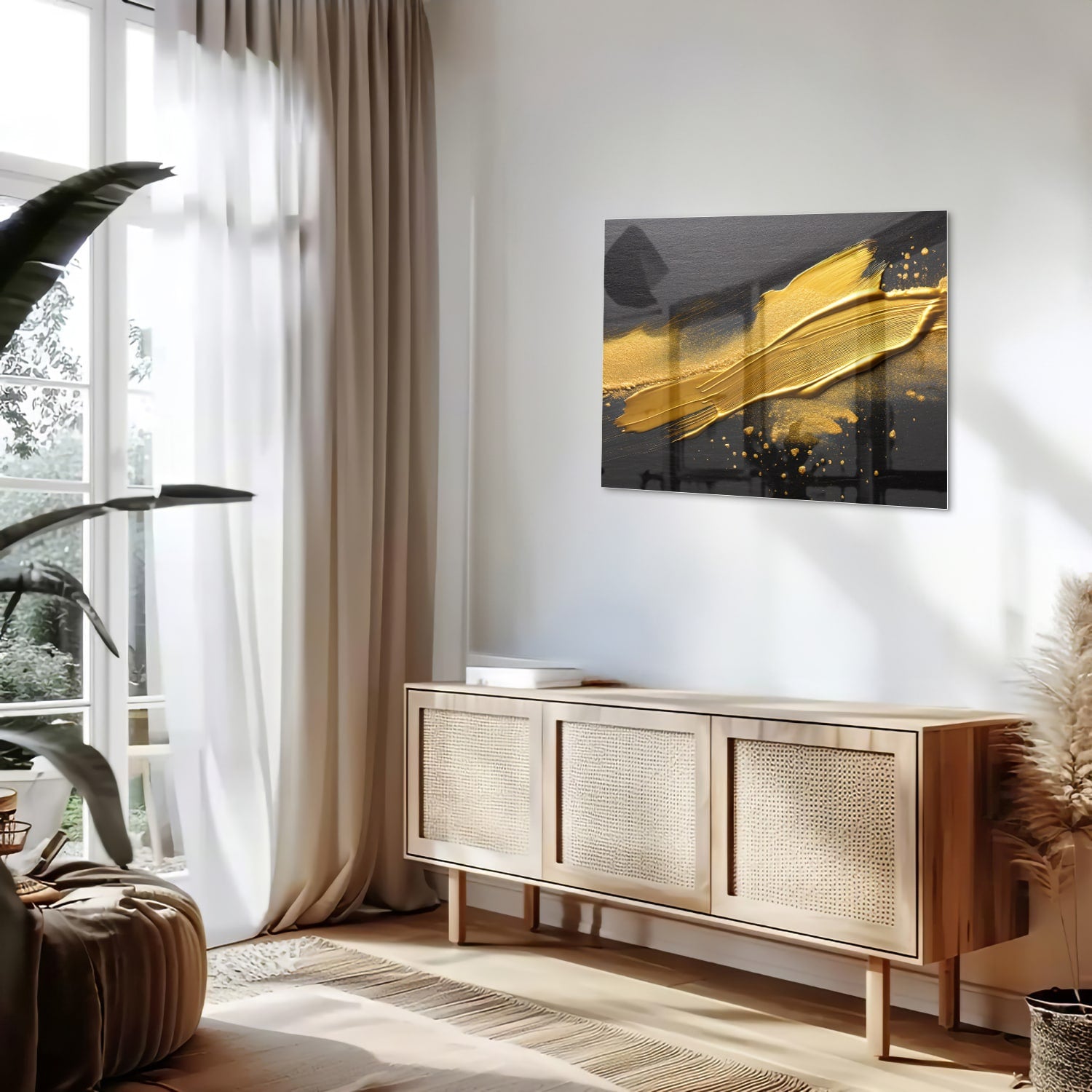 Modern glazen schilderij met gouden strepen op een zwarte achtergrond.