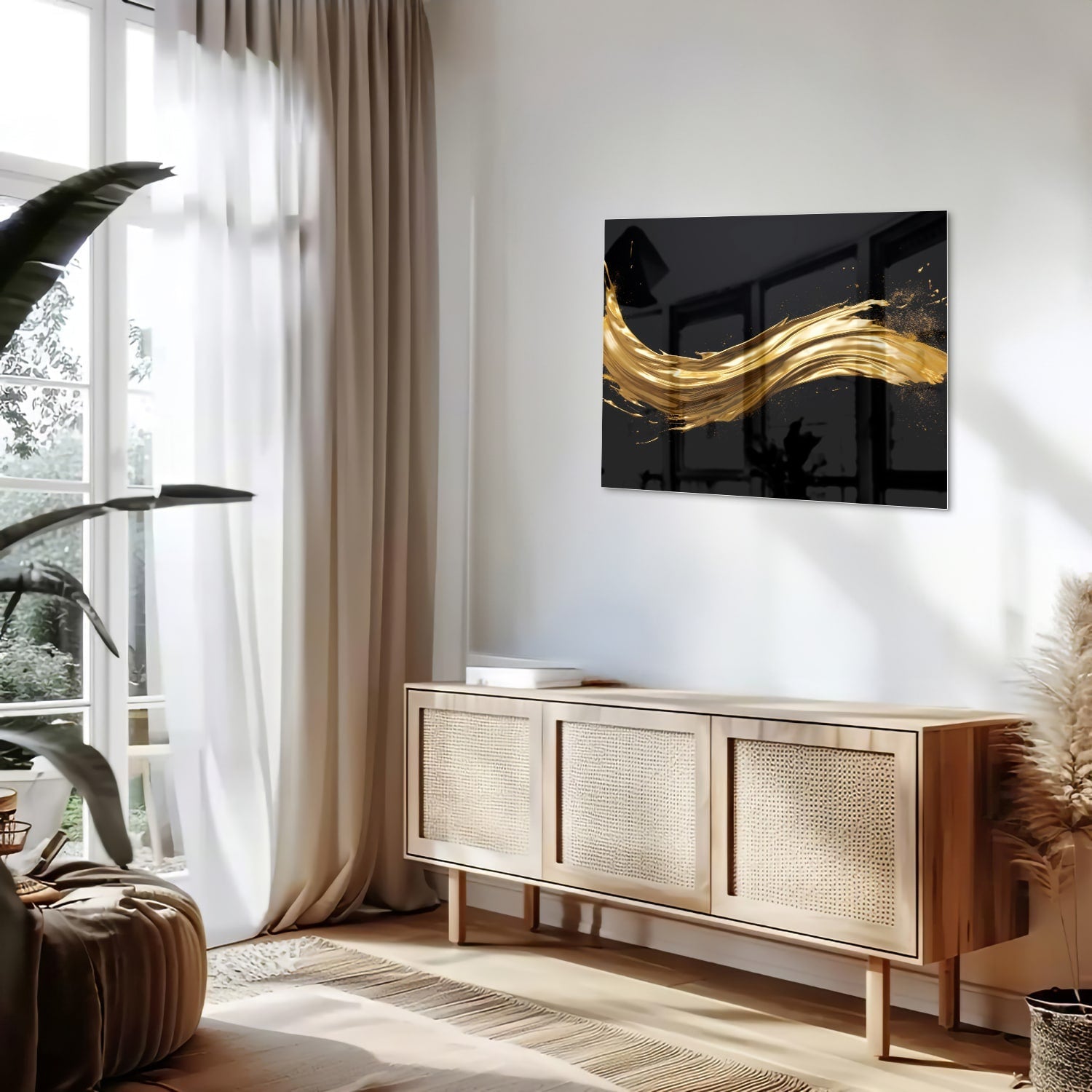 Glas schilderij met gouden glans op een zwarte achtergrond, hangend aan de muur.