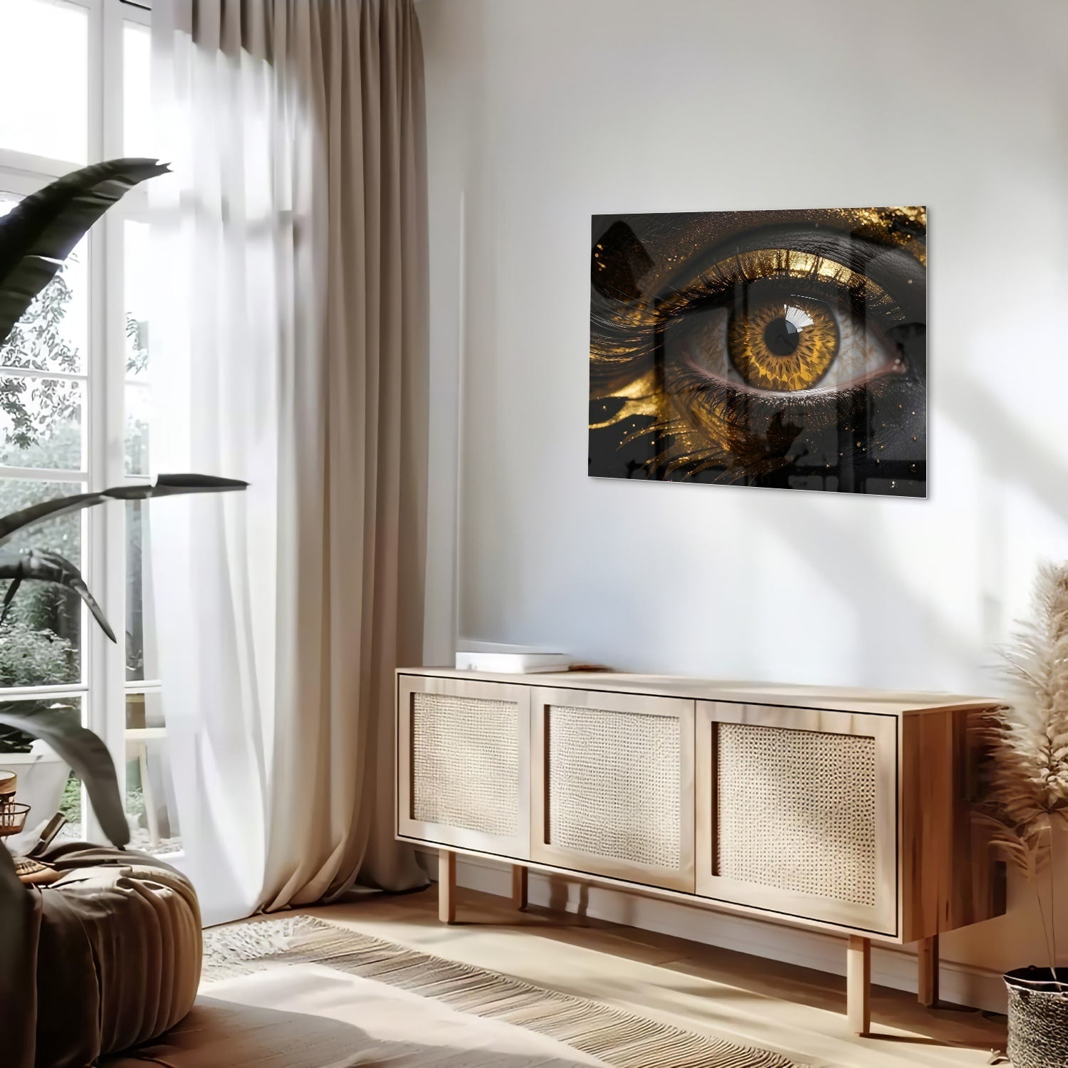 Glazen schilderij van een gouden oog op een zwarte achtergrond, hangt aan de muur.