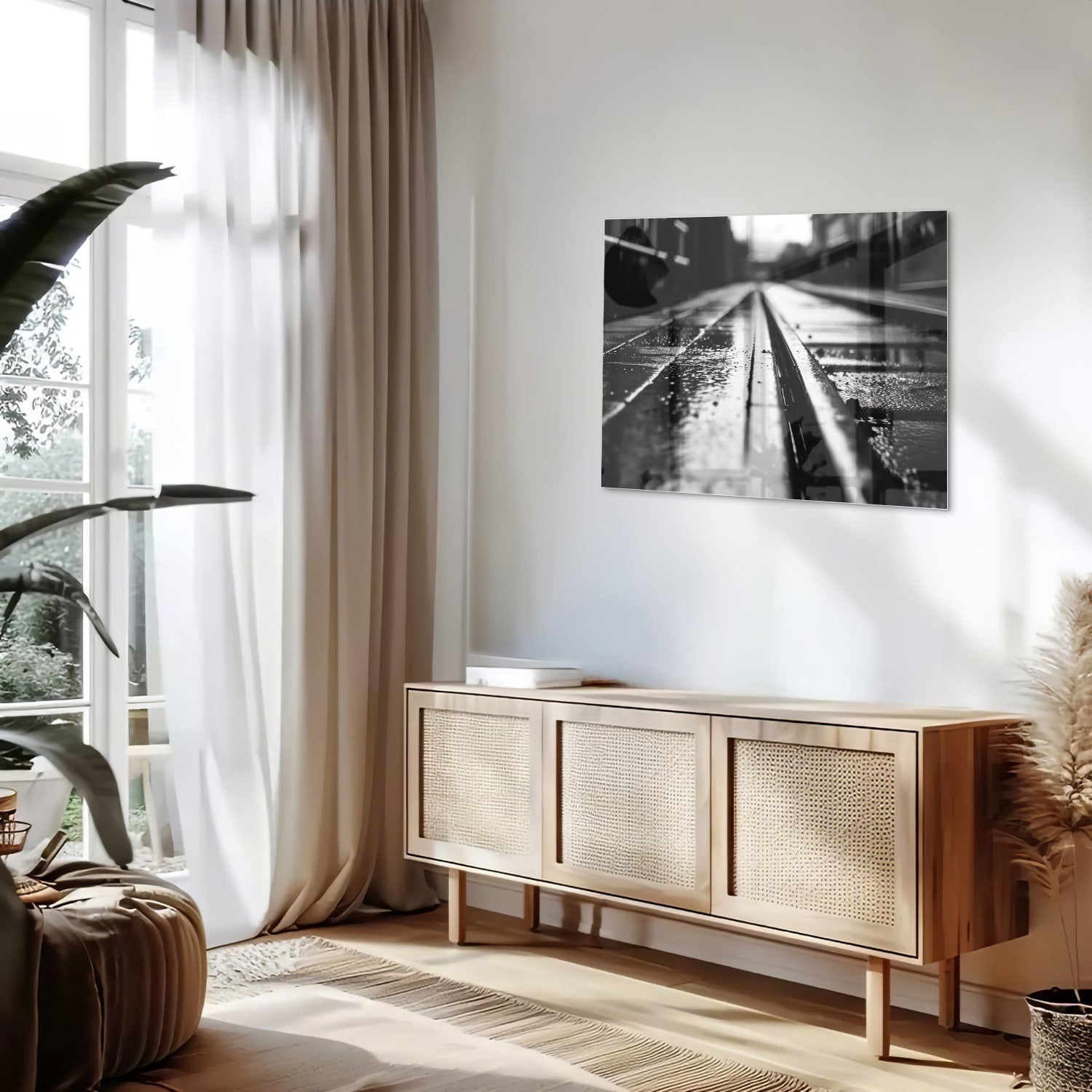 Zwart-wit glazen schilderij van natte straten in een moderne woonruimte.