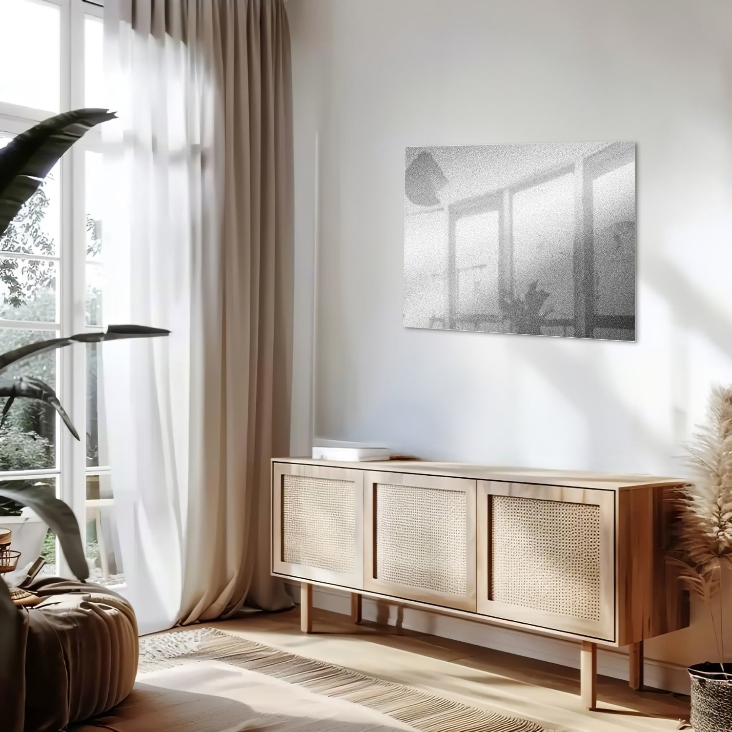 Minimalistisch glazen schilderij met reflecties in een sfeervolle kamer