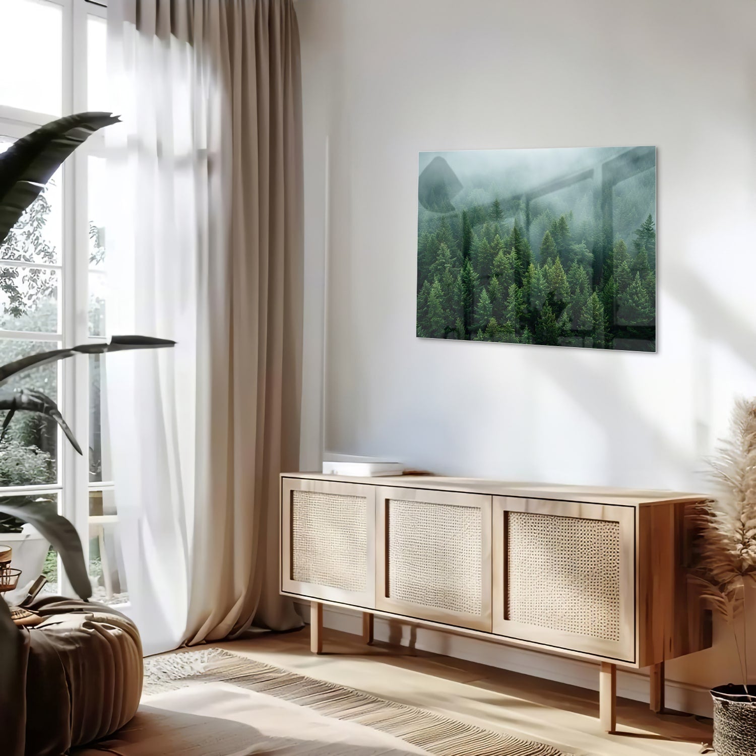 Glazen schilderij van dennenbossen in mist aan de muur