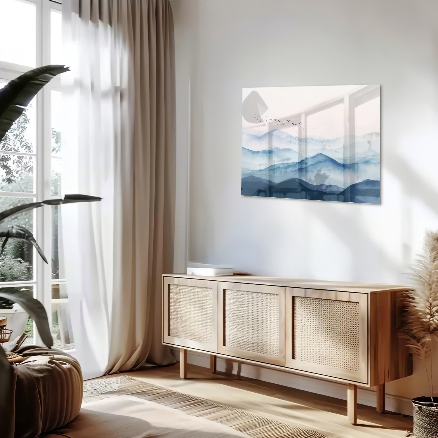 Glazen schilderij met blauwe bergen en pastelhemel, ideaal voor wanddecoratie.