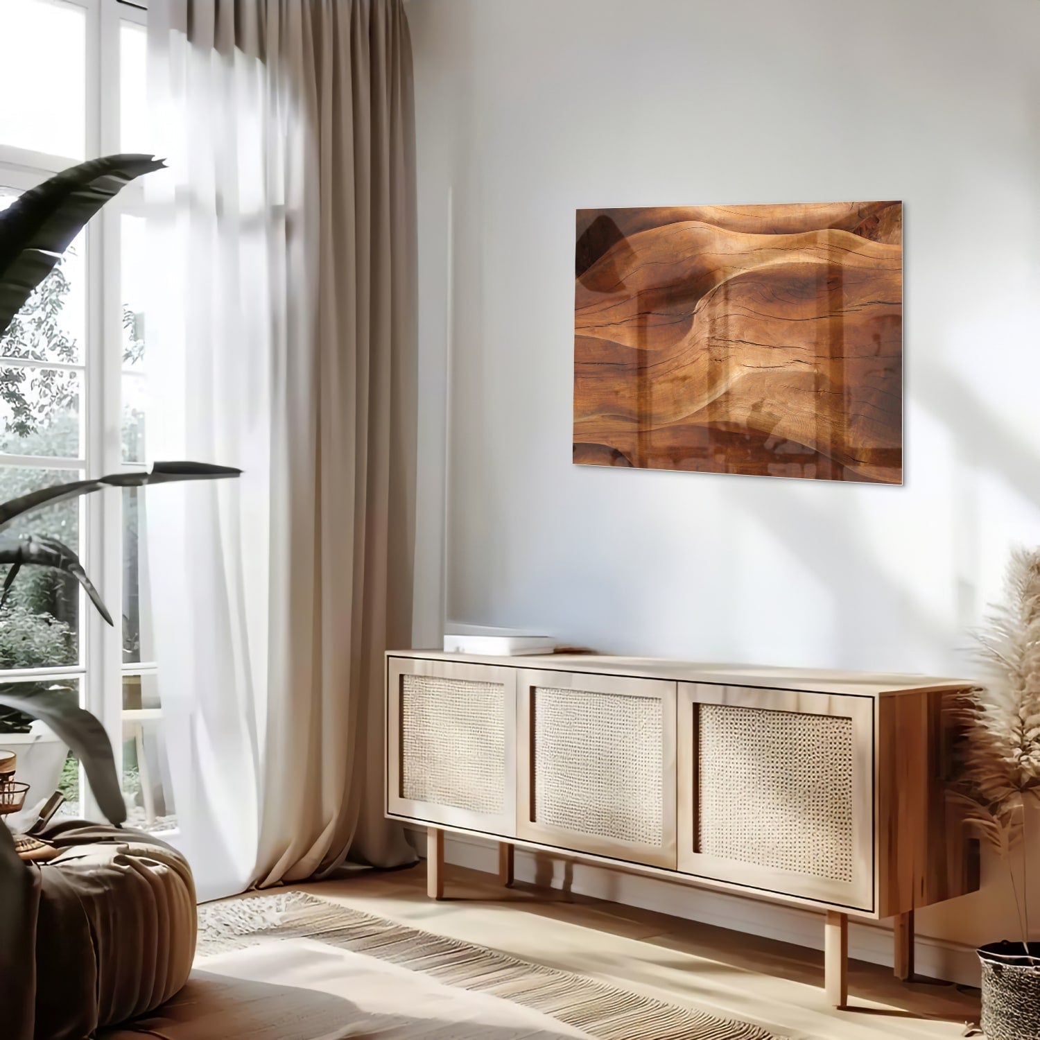 Abstract glazen schilderij met warme houttinten boven een moderne kast in een lichte woonkamer.