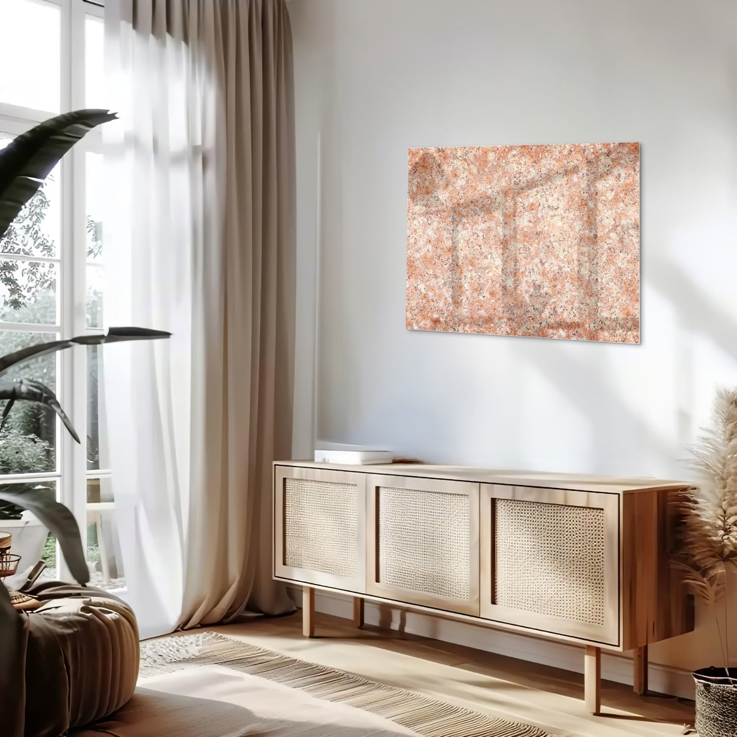 Glazen schilderij in zacht roze en goud aan de muur boven een houten kast