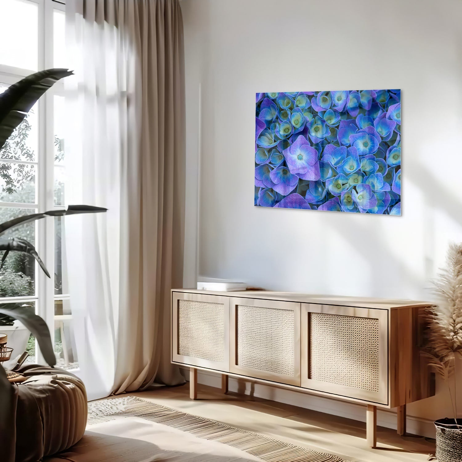 Glas schilderij met mooie blauwe bloemen aan de muur