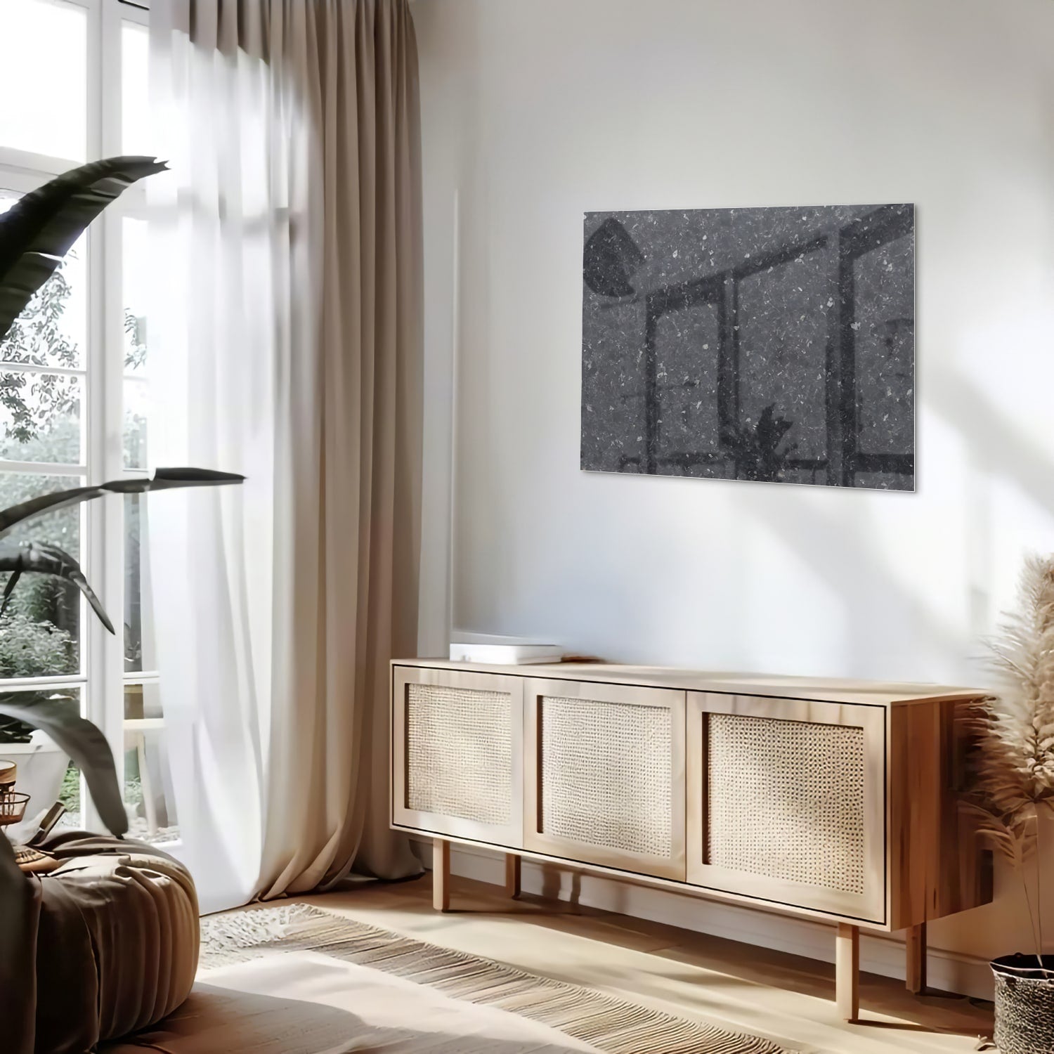 Elegant zwart glazen schilderij dat een moderne sfeer toevoegt aan een interieur.