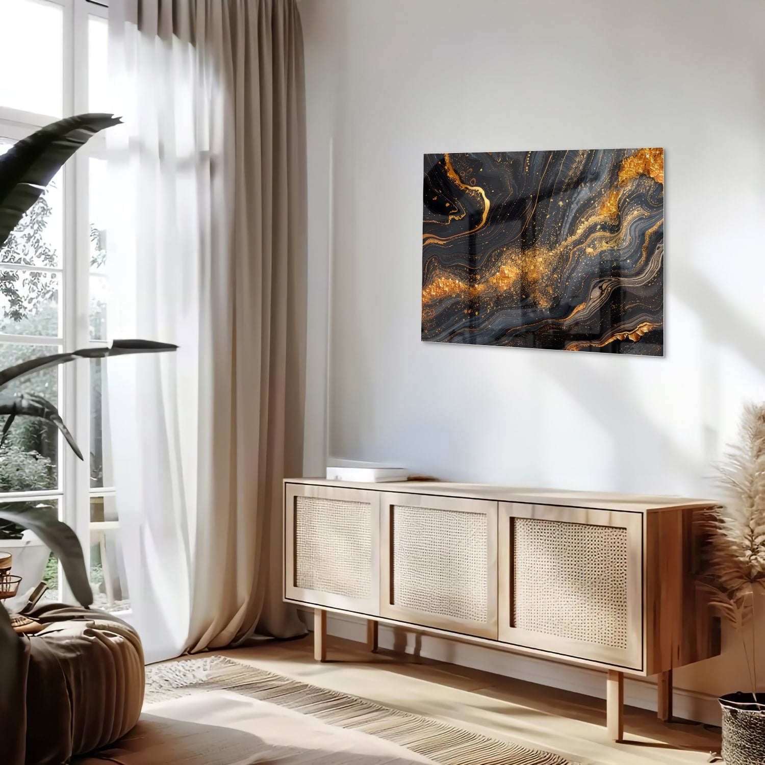 Glas schilderij met een zwart en gouden marmerdesign aan de muur in een moderne woonkamer