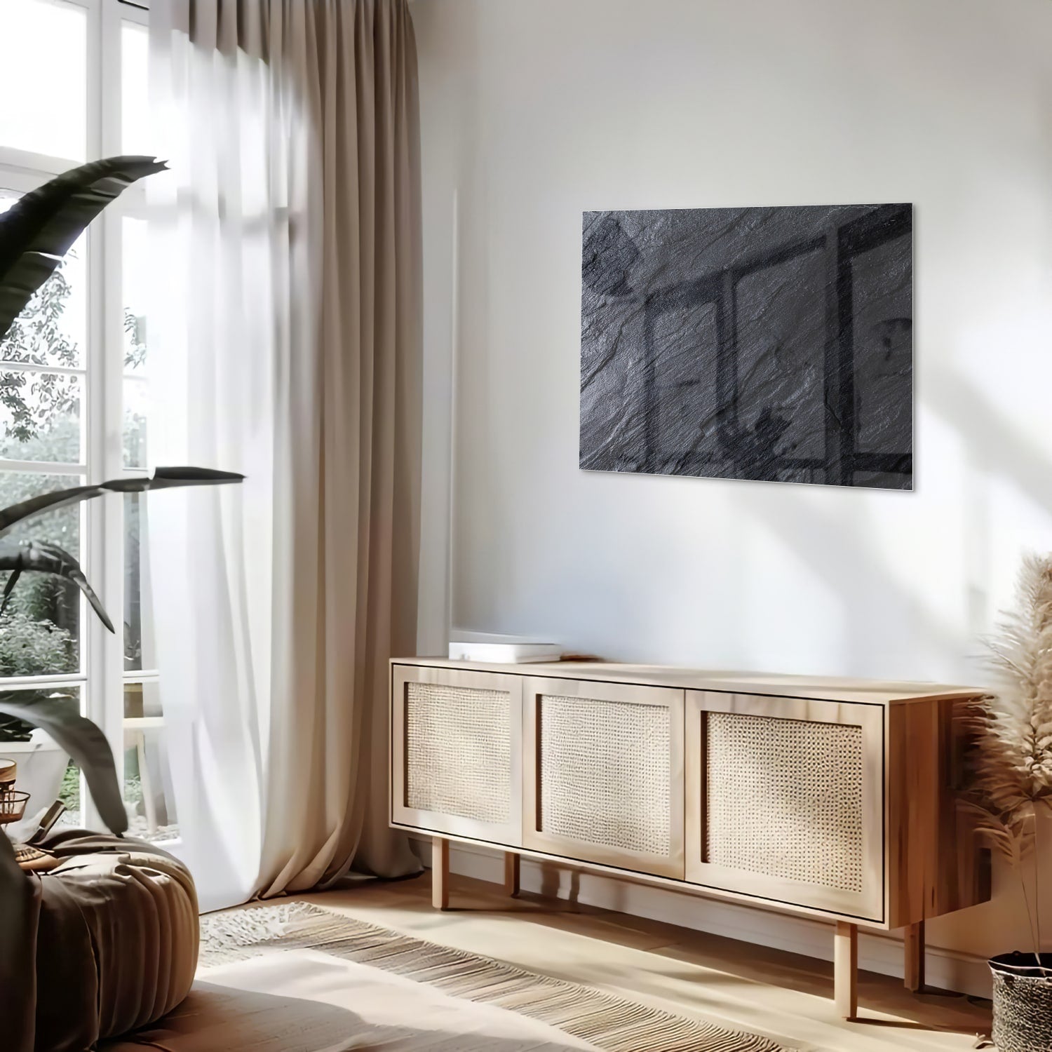 Modern glazen schilderij met abstracte zwart-witte textuur aan de muur.