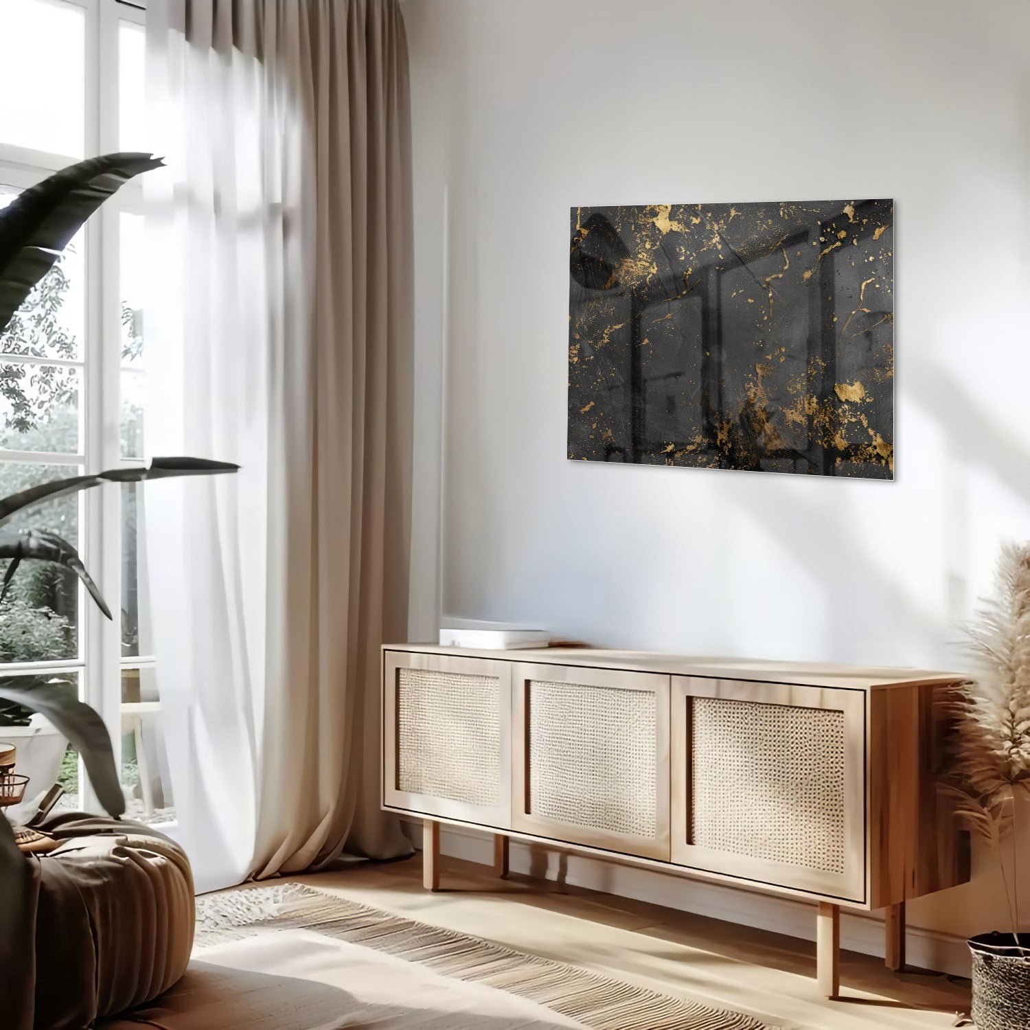 Modern glazen schilderij met abstracte gouden spatten op een zwarte achtergrond.