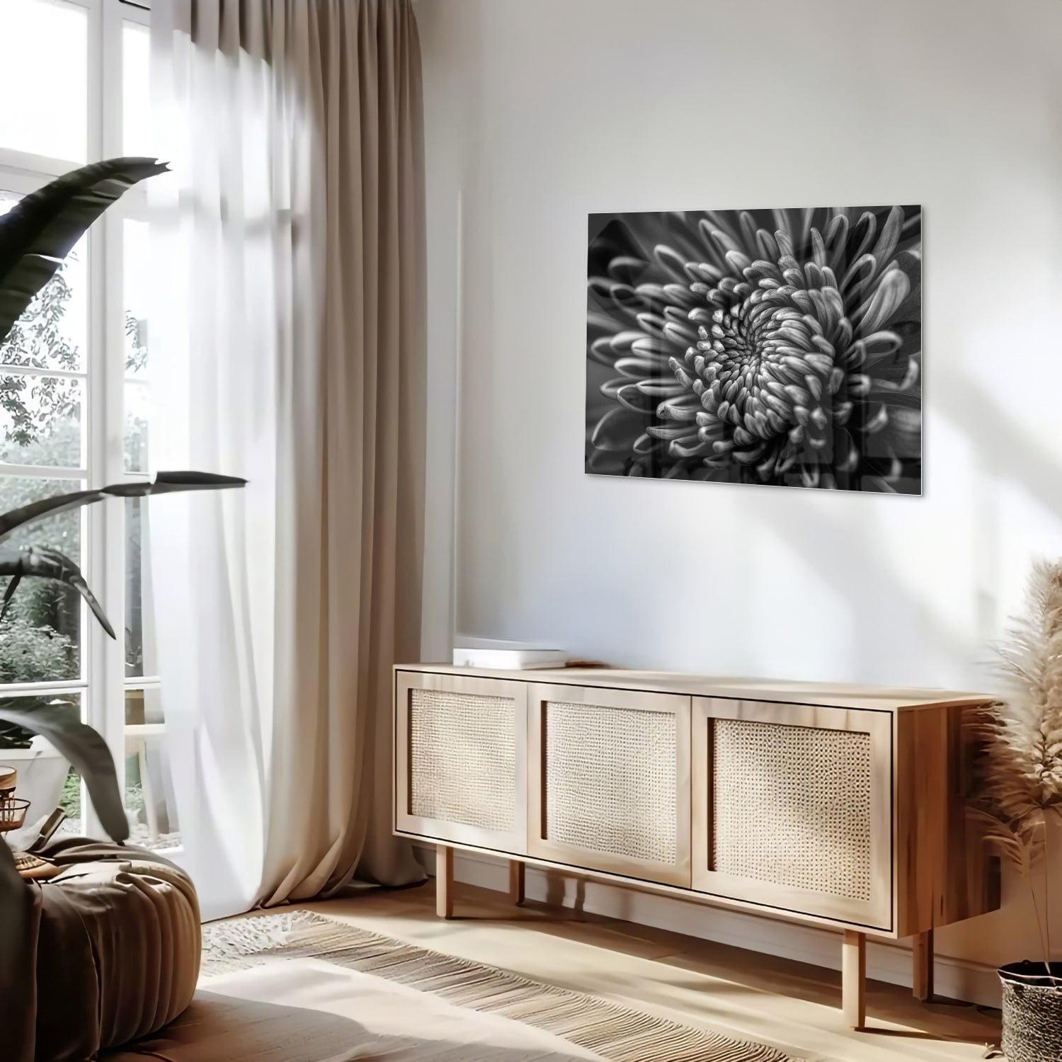 Zwart-wit glas schilderij van een kronkelige bloem aan de muur.