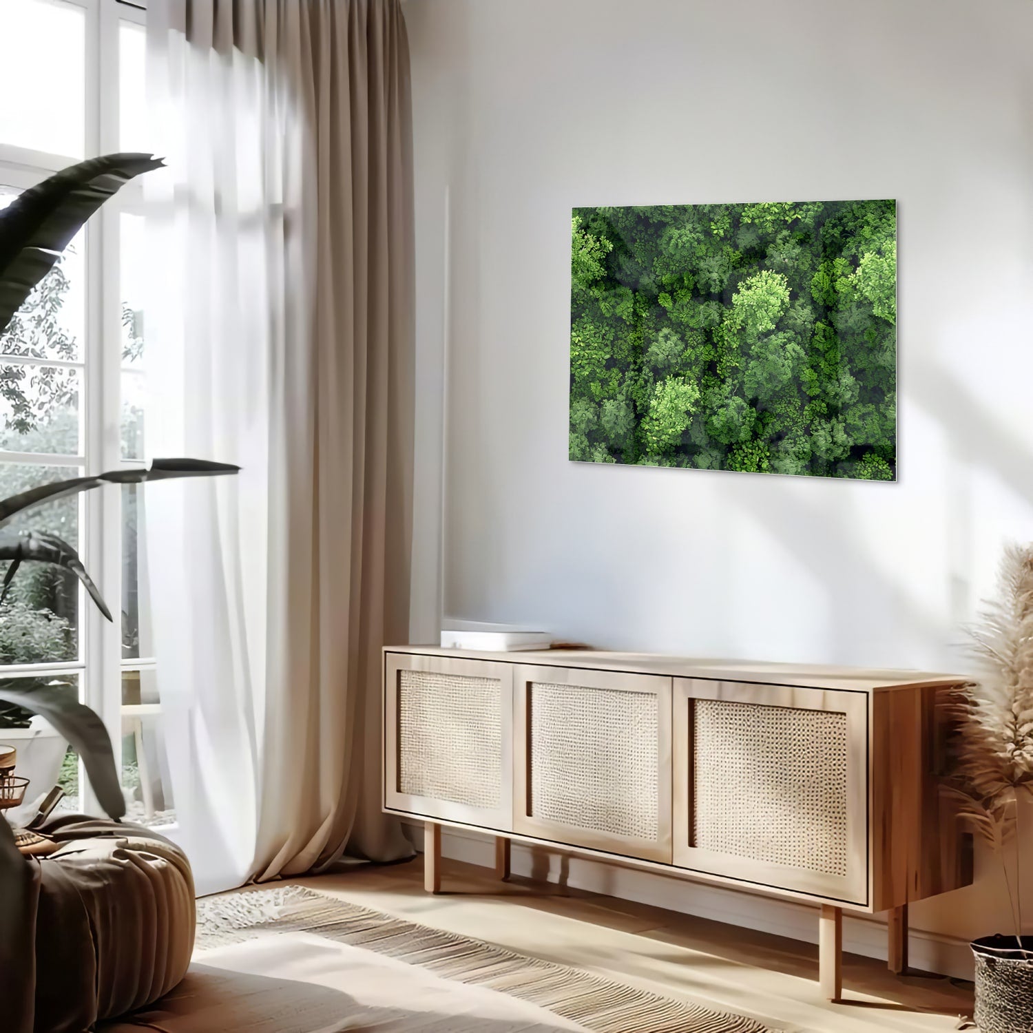 Luchtfoto van een weelderig groen bos op een muur in een moderne kamer.