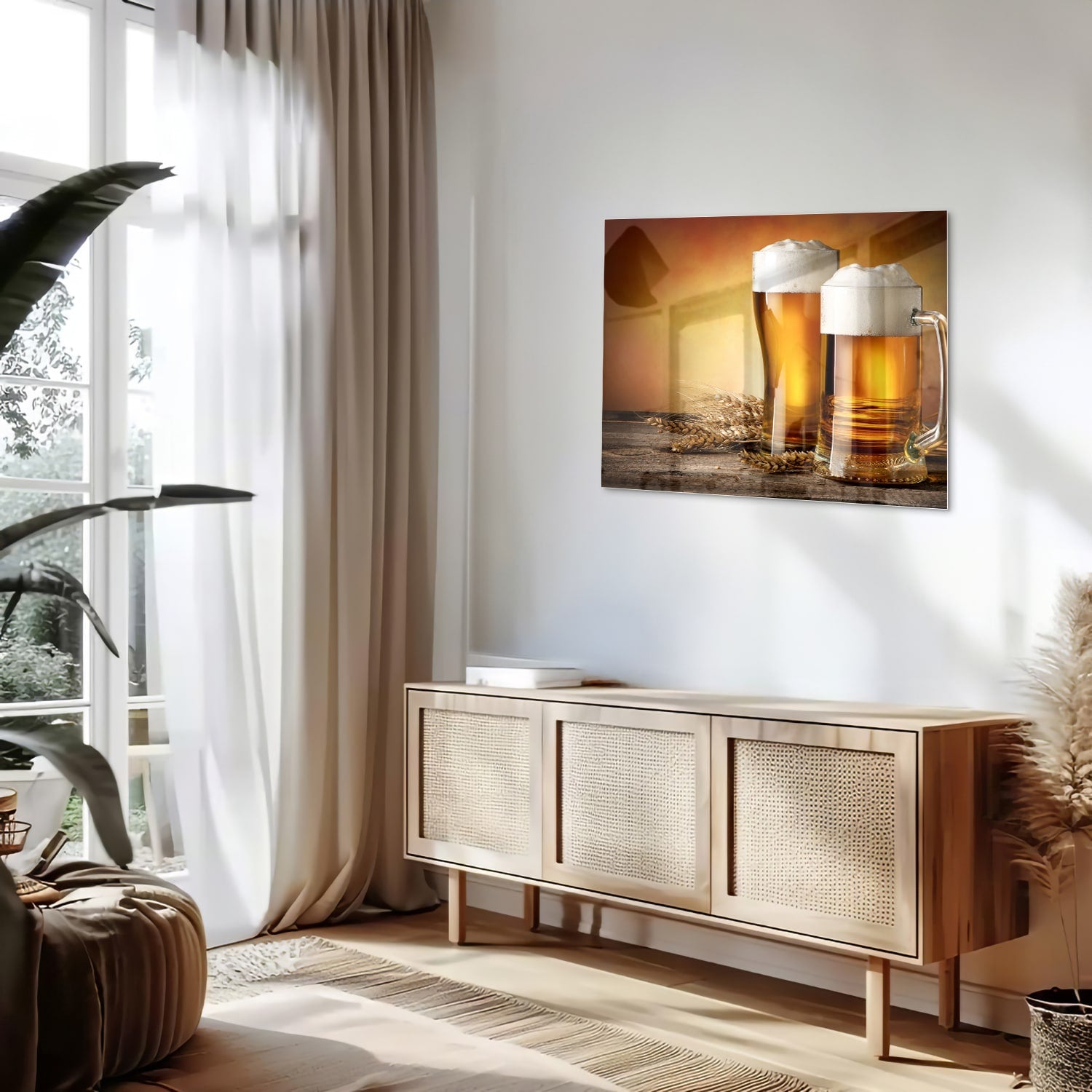 Glazen schilderij met twee volle bierglazen op een houten tafel
