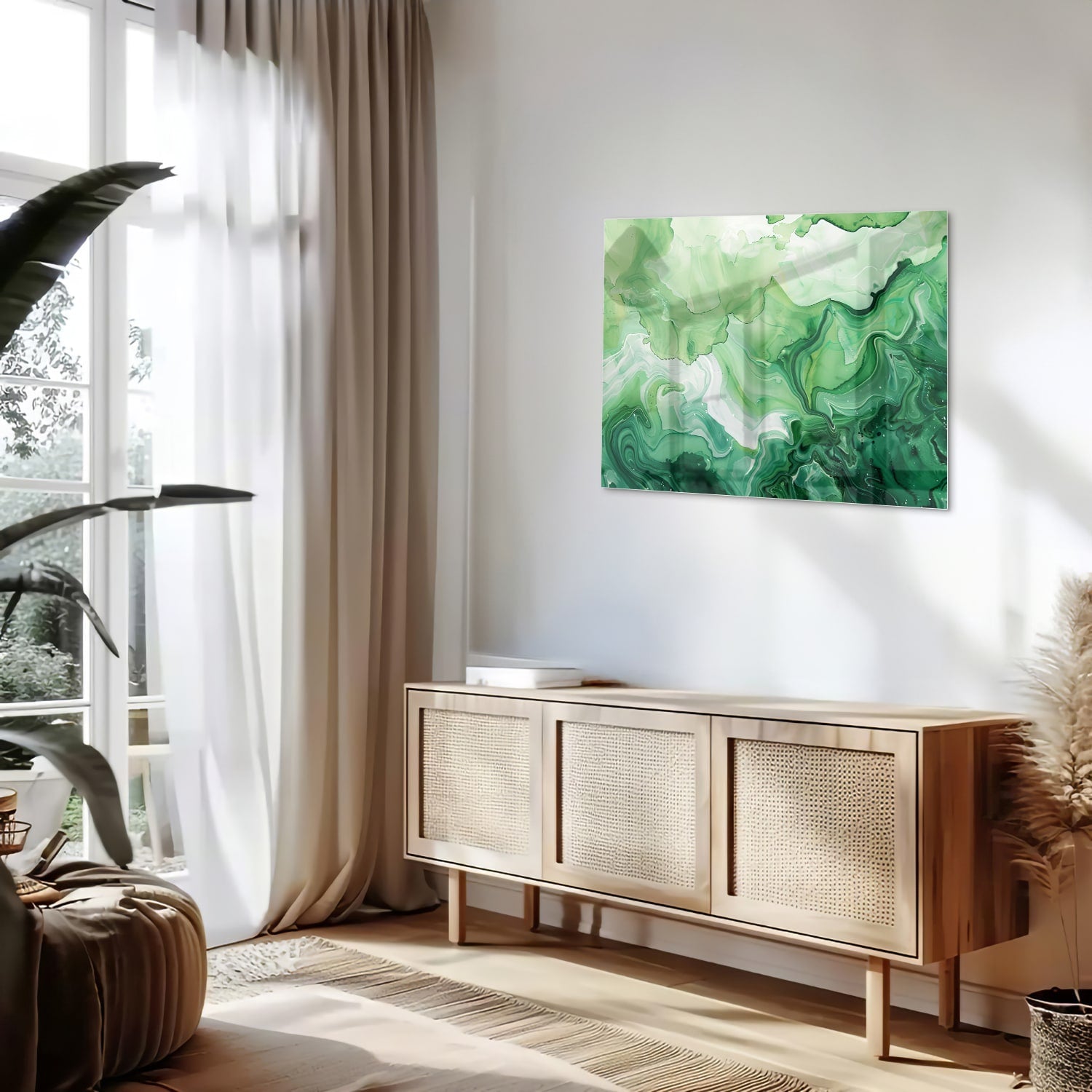 Een groen marmeren glazen schilderij dat hangt boven een kast in een moderne woonkamer.