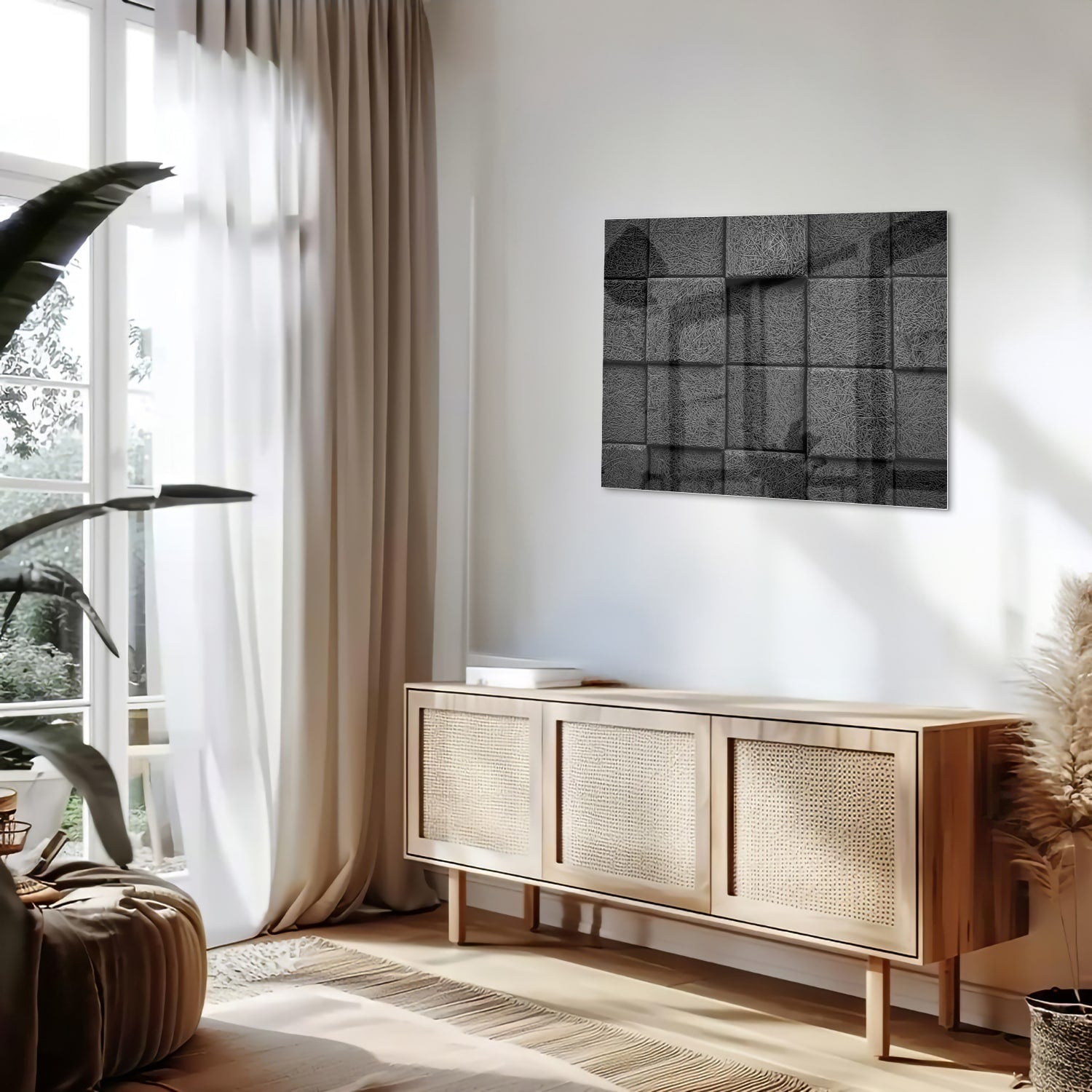 Abstract donker glazen schilderij aan een witte muur in een moderne woonkamer