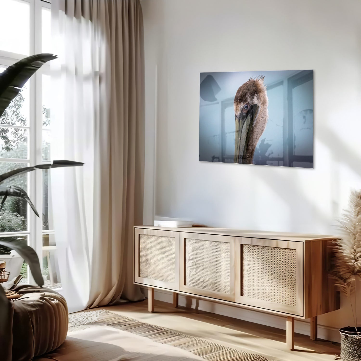Glazen schilderij van een pelikan met een elegant design in een moderne woonkamer.