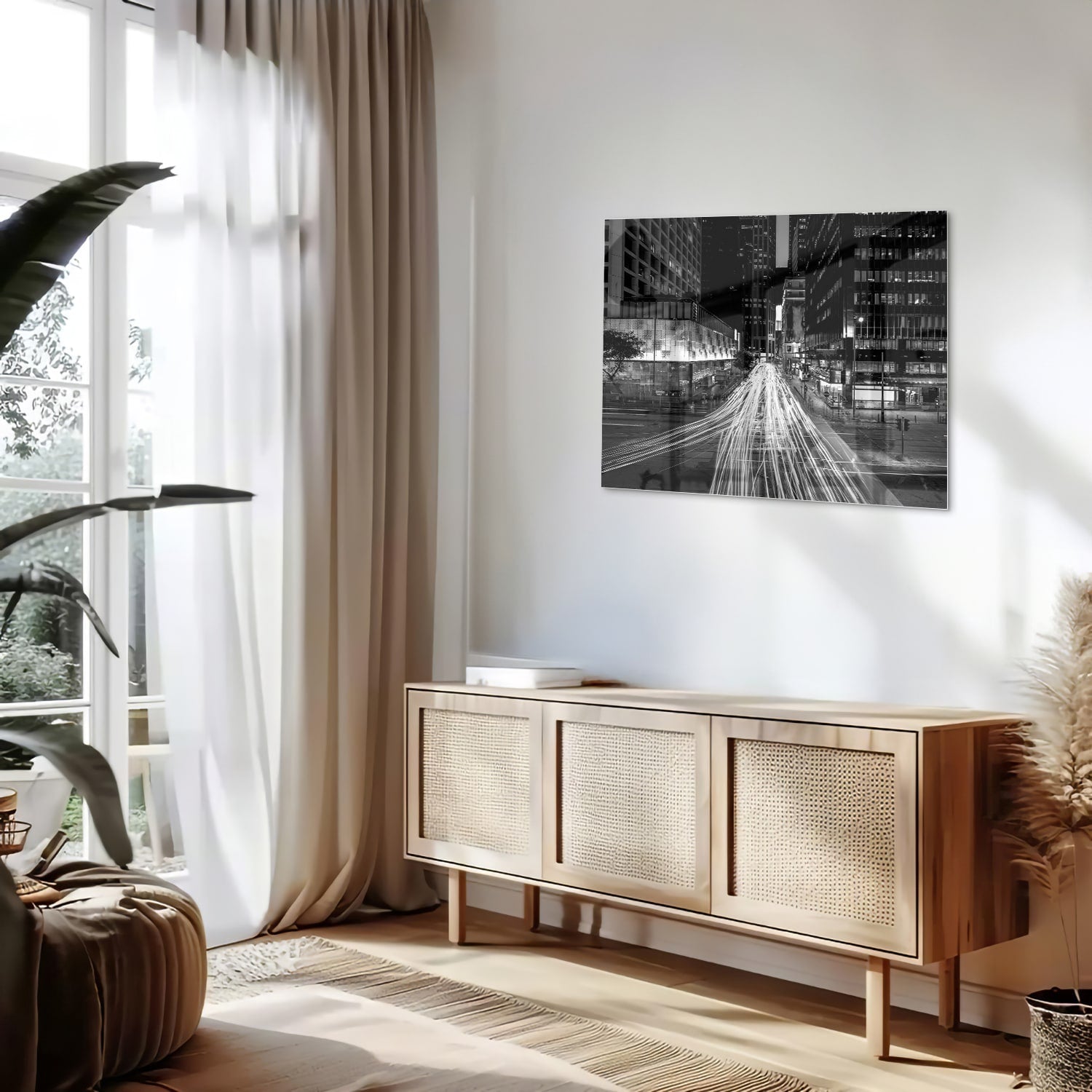 Glazen schilderij met stadslichten in zwart-wit boven een moderne meubelset.