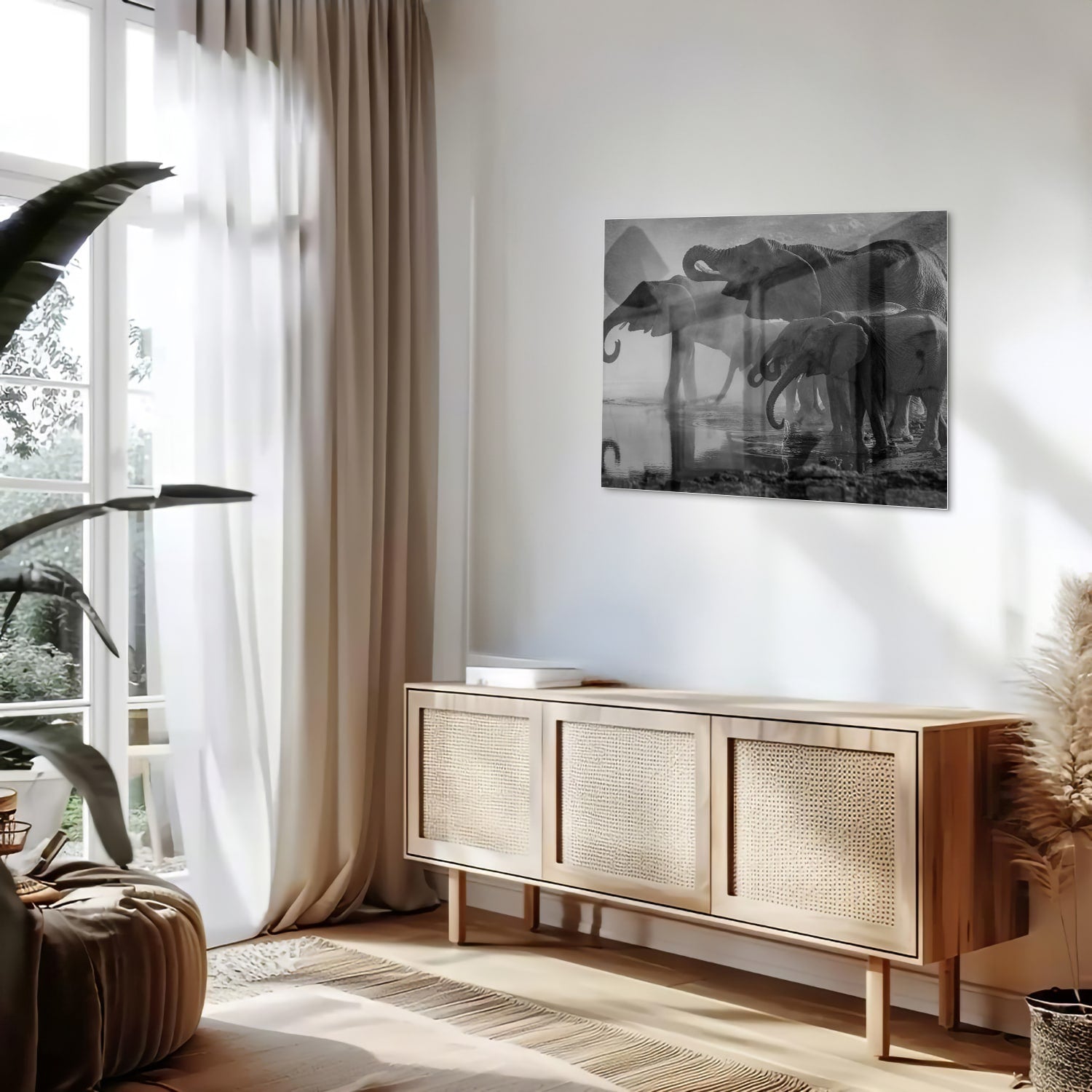 Glazen schilderij van olifanten in een moderne woonkamer