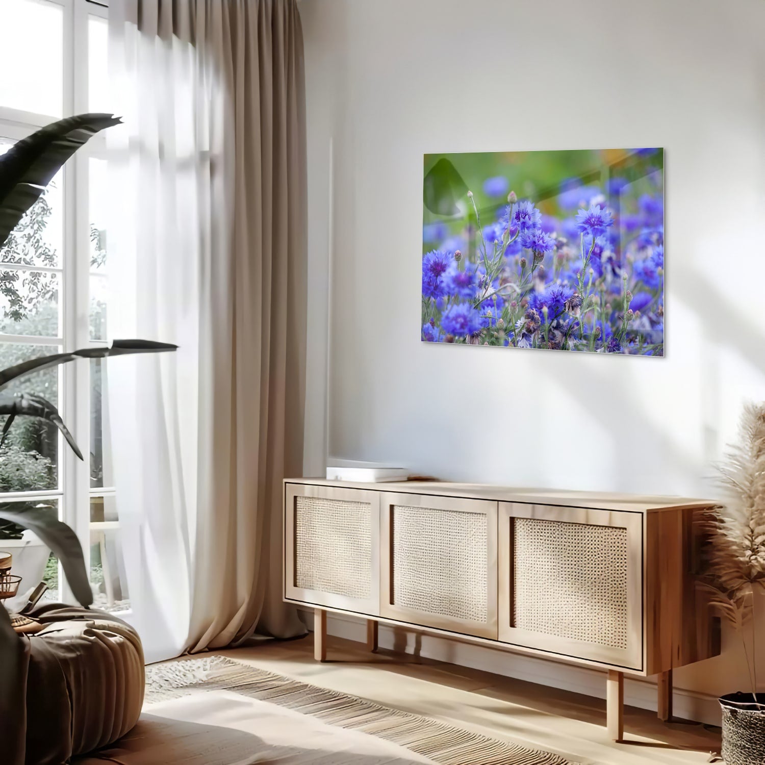 Glazen schilderij met paarse bloemen aan de muur in een lichte woonkamer.