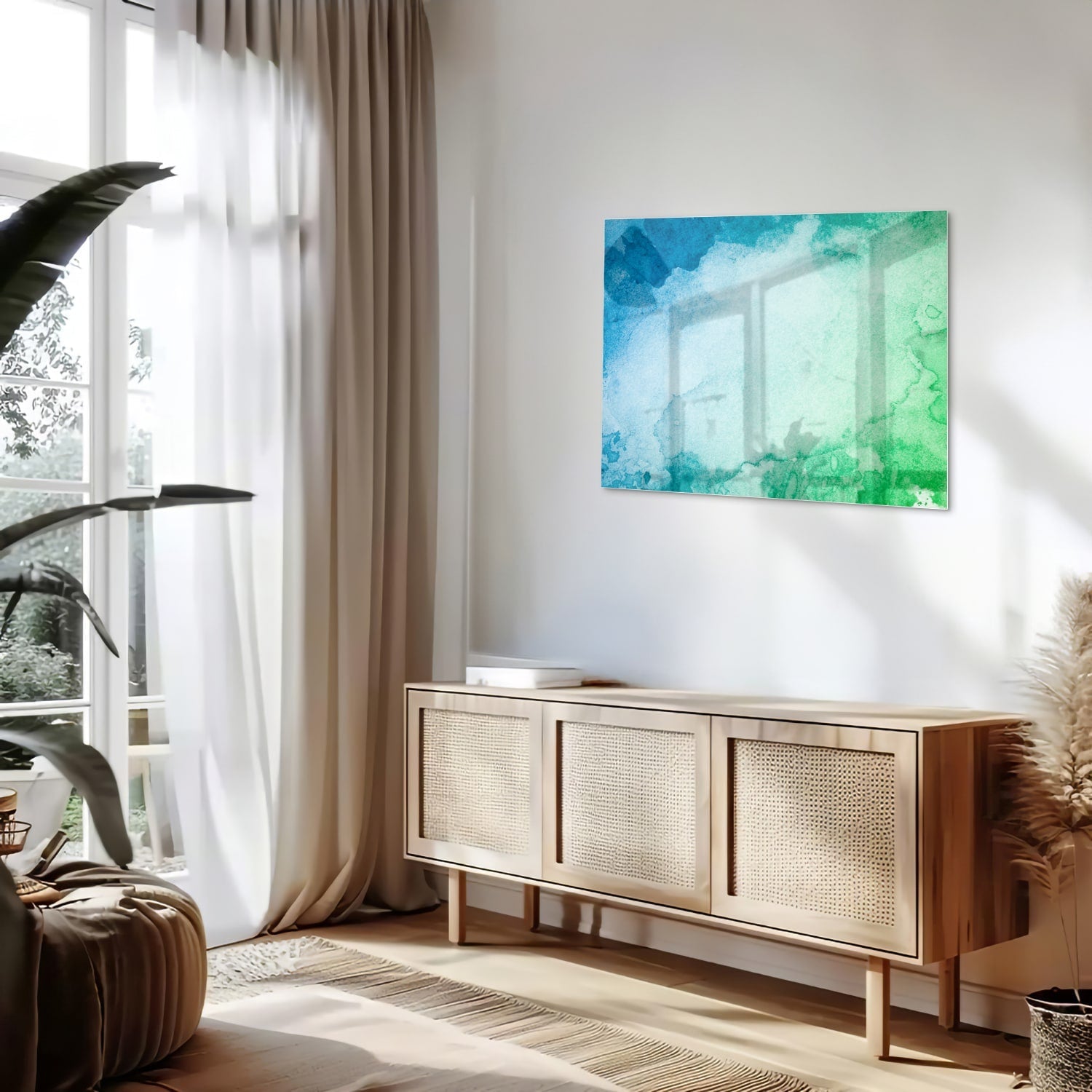 Abstract glazen schilderij in diverse tinten blauw en groen aan de muur.